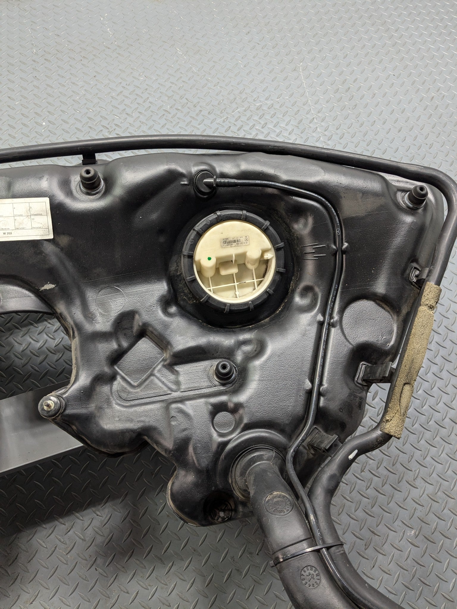 2002 - 2005 OEM MERCEDES BENZ CLK320 FUEL GAS TANK RESERVOIR ASSEMBLY