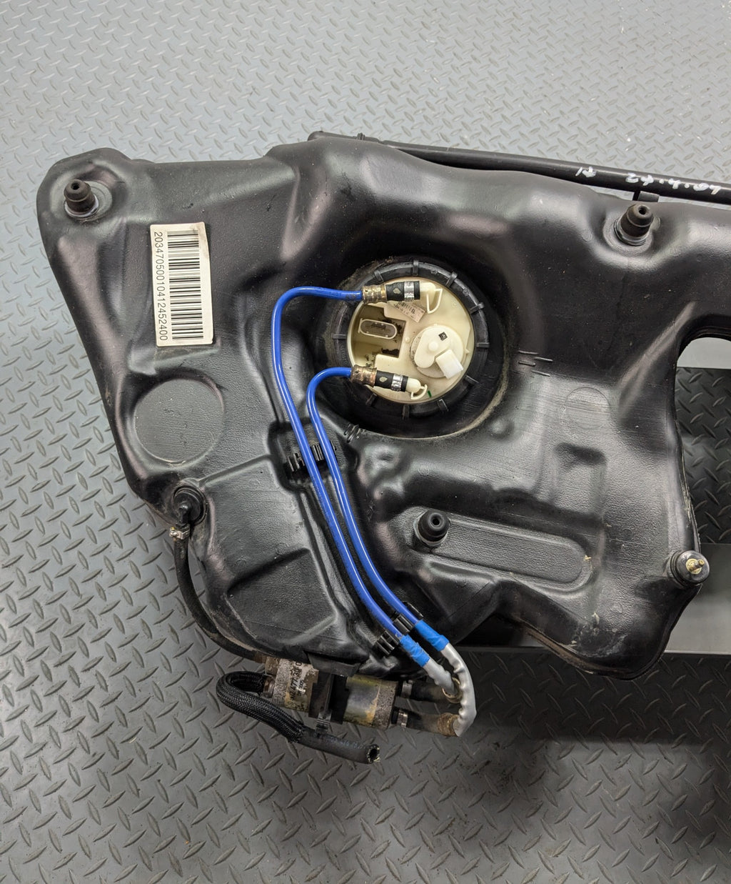 2002 - 2005 OEM MERCEDES BENZ CLK320 FUEL GAS TANK RESERVOIR ASSEMBLY