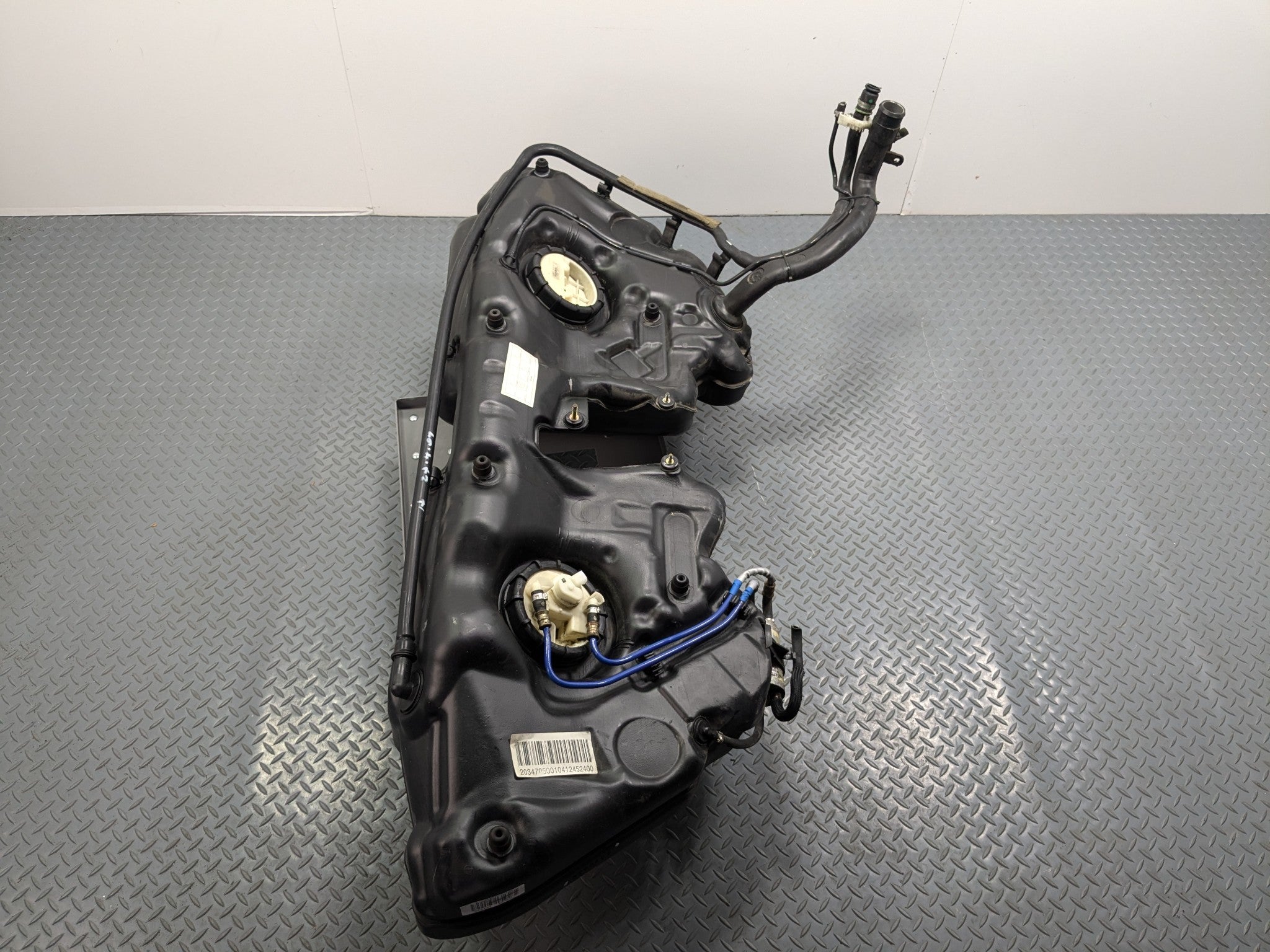 2002 - 2005 OEM MERCEDES BENZ CLK320 FUEL GAS TANK RESERVOIR ASSEMBLY