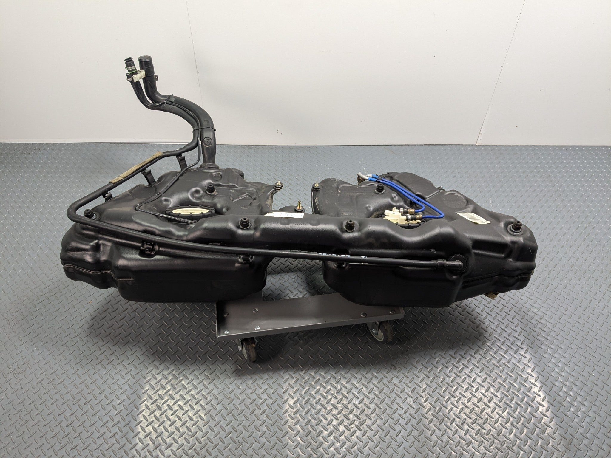 2002 - 2005 OEM MERCEDES BENZ CLK320 FUEL GAS TANK RESERVOIR ASSEMBLY