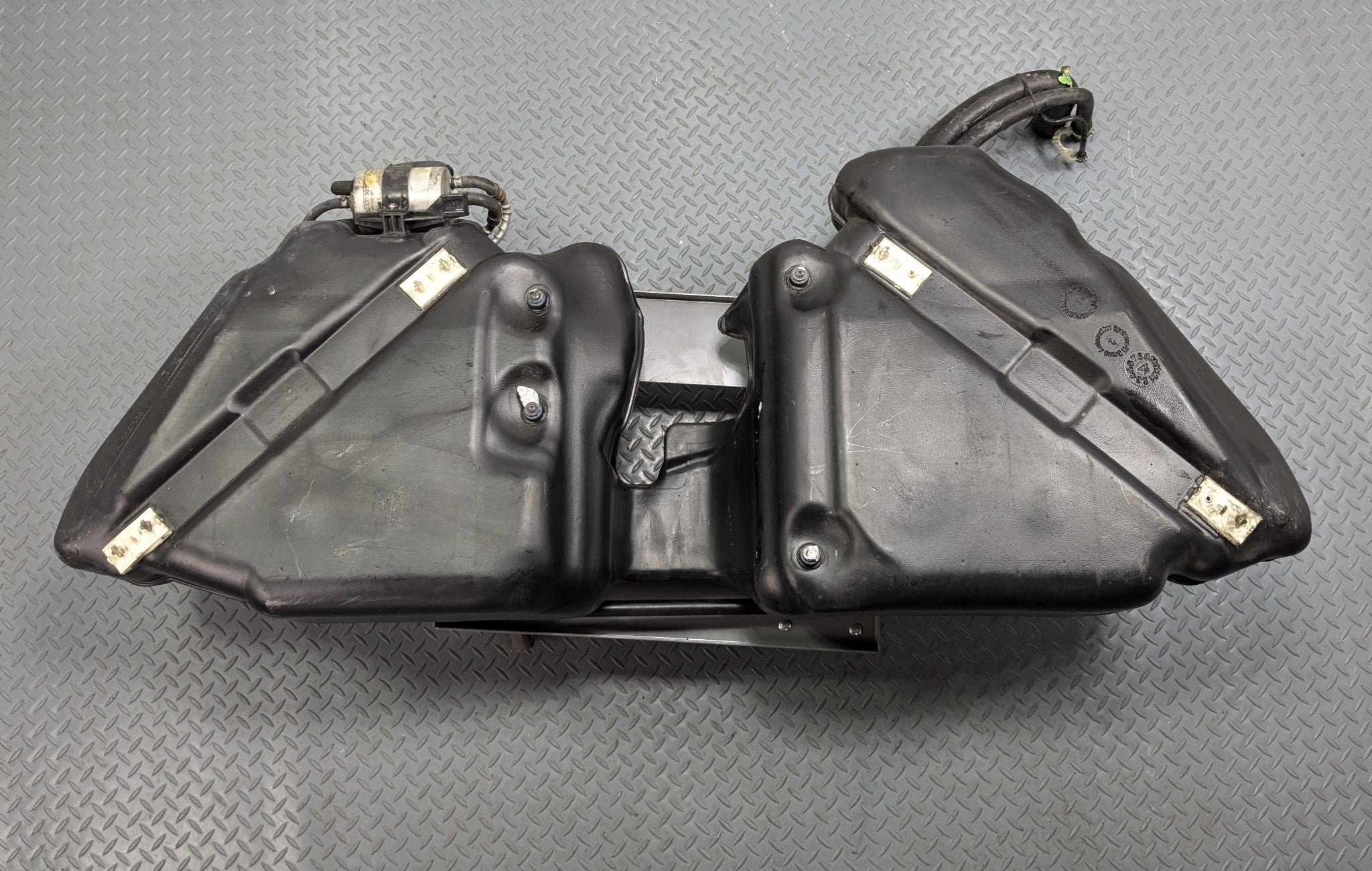 2002 - 2005 OEM MERCEDES BENZ CLK320 FUEL GAS TANK RESERVOIR ASSEMBLY