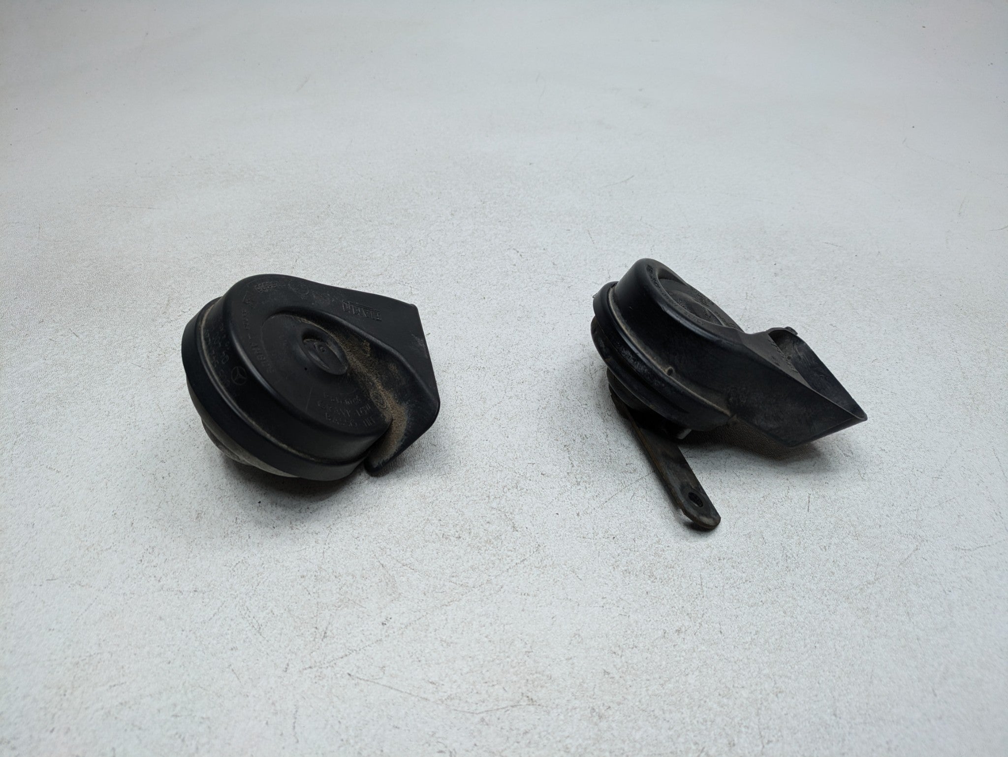 02 - 05 OEM MERCEDES BENZ CLK320 HIGH LOW TONE FREQUENCY PITCH SIGNAL HORN SET