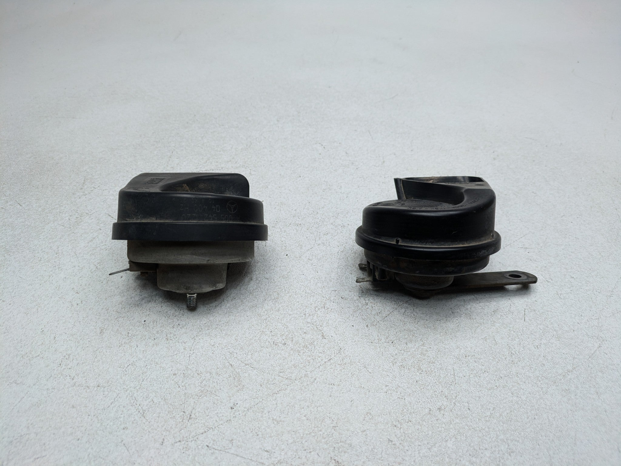 02 - 05 OEM MERCEDES BENZ CLK320 HIGH LOW TONE FREQUENCY PITCH SIGNAL HORN SET