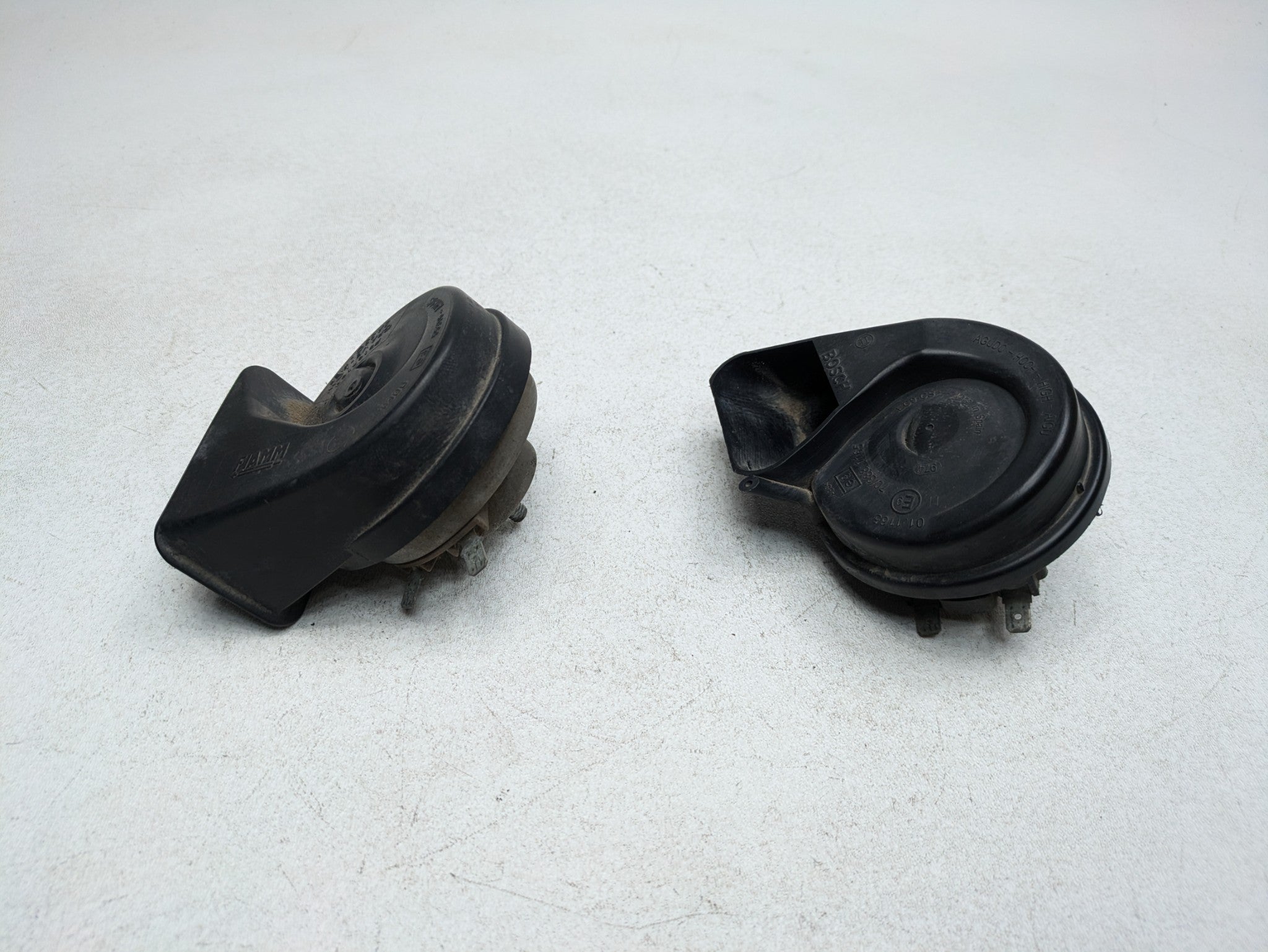 02 - 05 OEM MERCEDES BENZ CLK320 HIGH LOW TONE FREQUENCY PITCH SIGNAL HORN SET