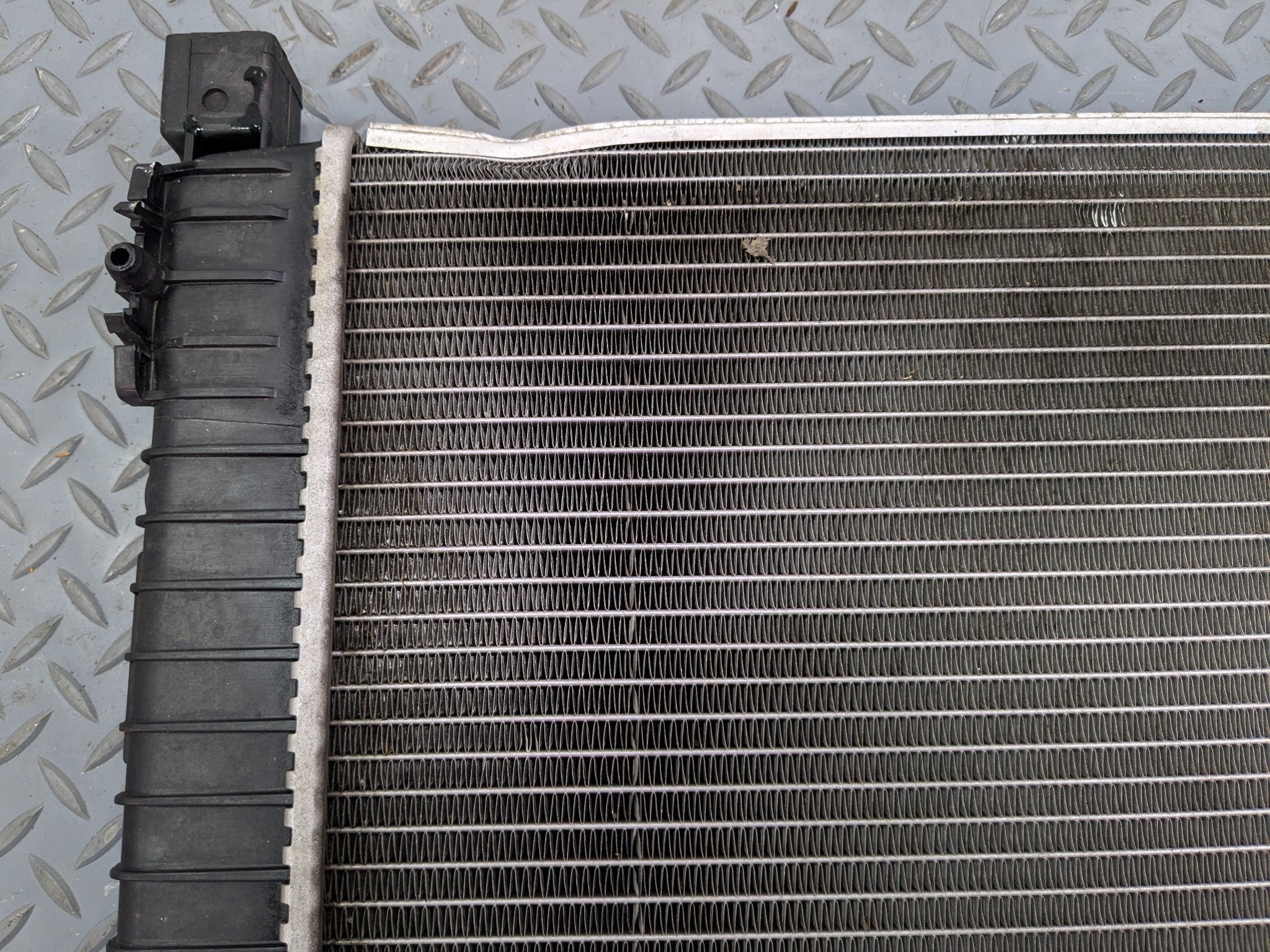 02 - 05 OEM MERCEDES BENZ CLK320 ENGINE COOLING RADIATOR AUTOMATIC TRANSMISSION