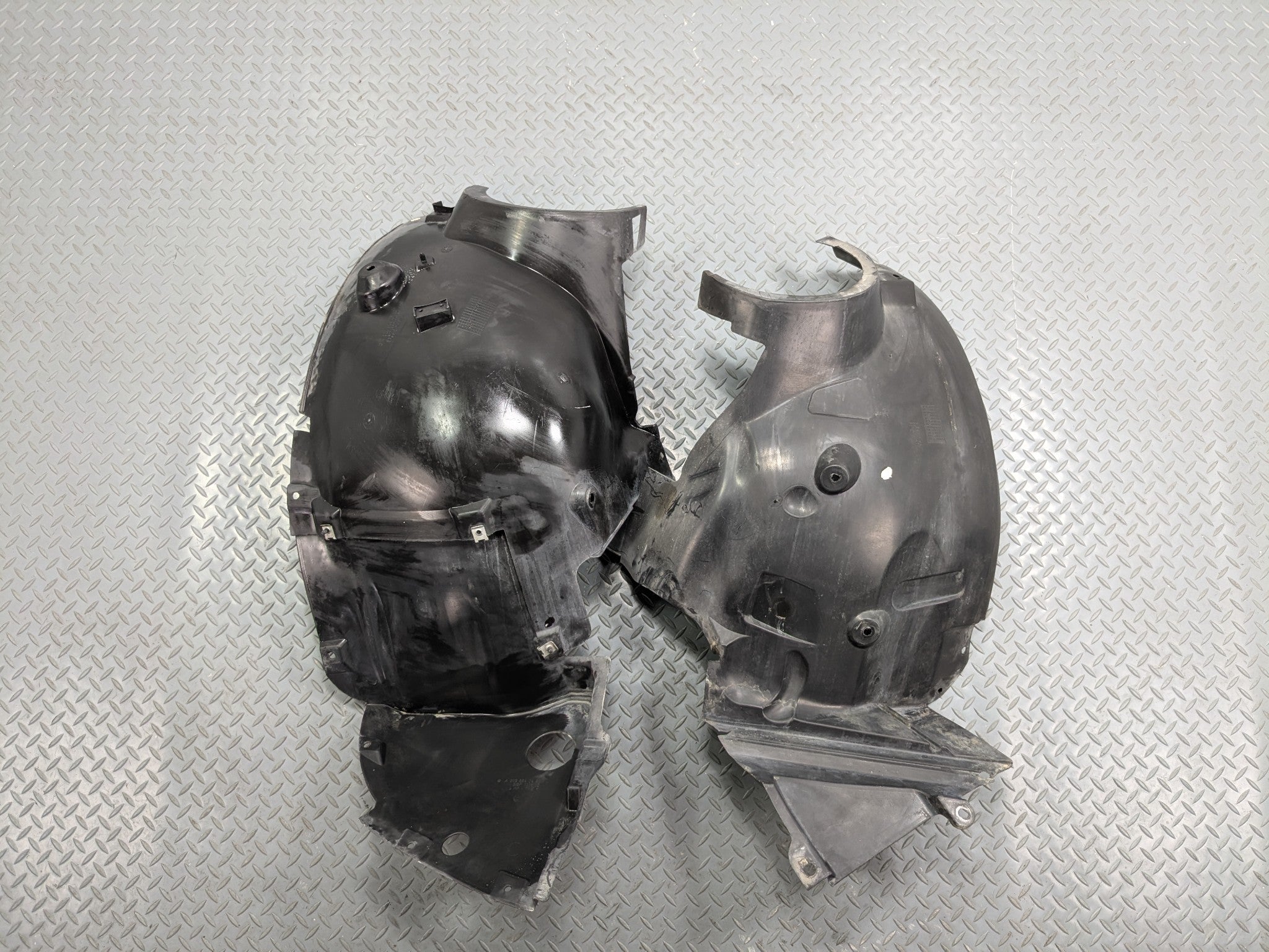 2002 - 2005 OEM MERCEDES BENZ CLK320 FRONT RIGHT SIDE FENDER LINER SPLASH SHIELD