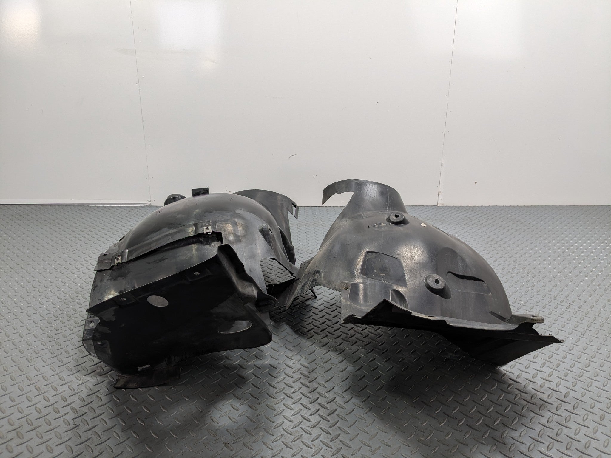 2002 - 2005 OEM MERCEDES BENZ CLK320 FRONT RIGHT SIDE FENDER LINER SPLASH SHIELD