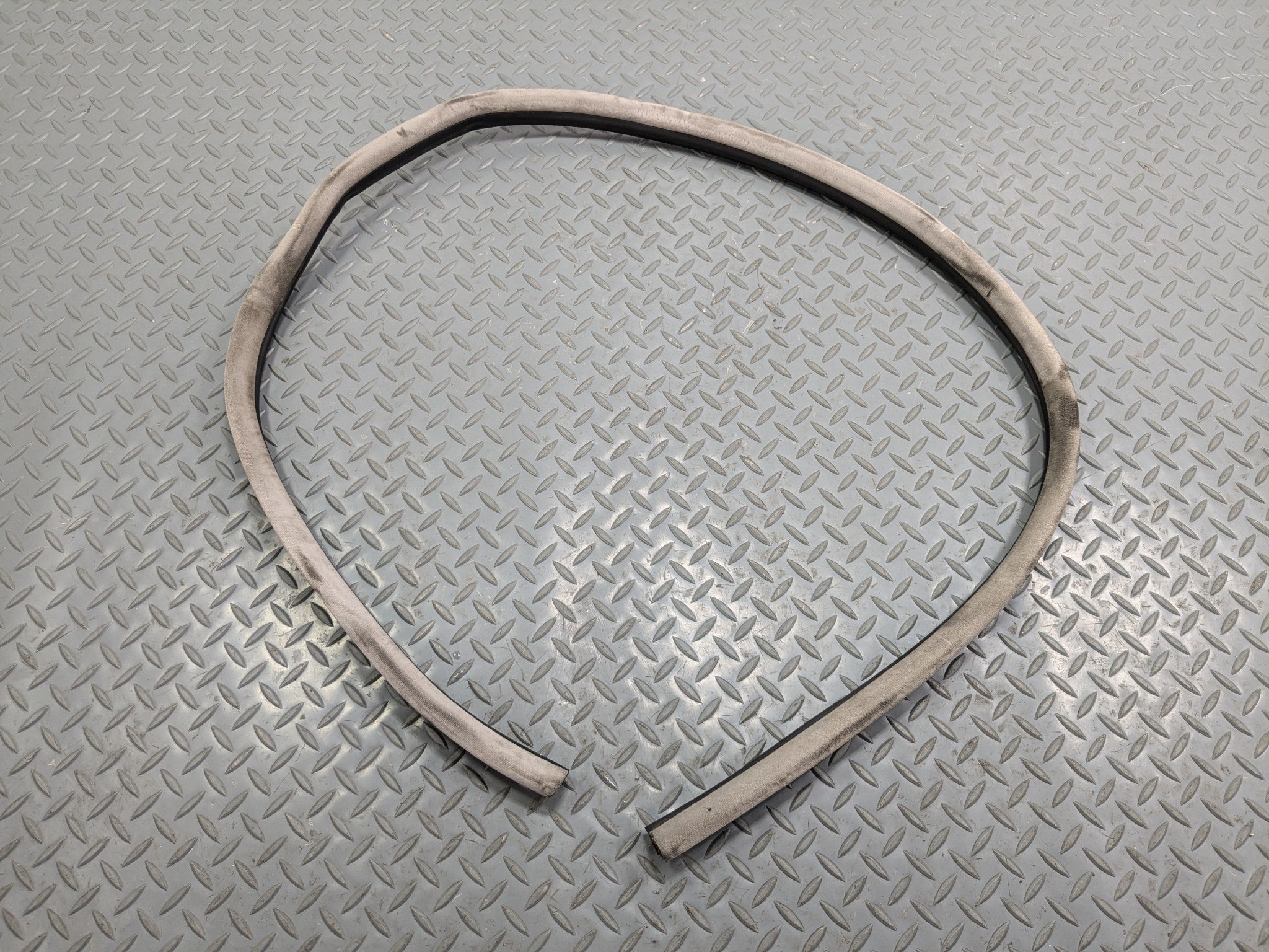 02 - 05 OEM MERCEDES BENZ CLK320 FRONT LEFT SIDE DOOR WEATHER STRIPPING RUBBER