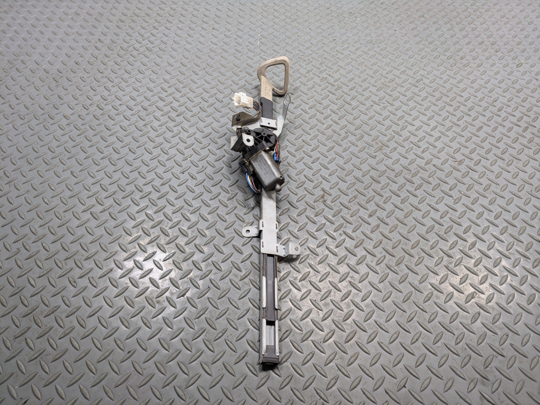 02 - 05 OEM MERCEDES BENZ CLK320 FRONT LEFT DRIVER SIDE SEAT BELT FEEDER MOTOR