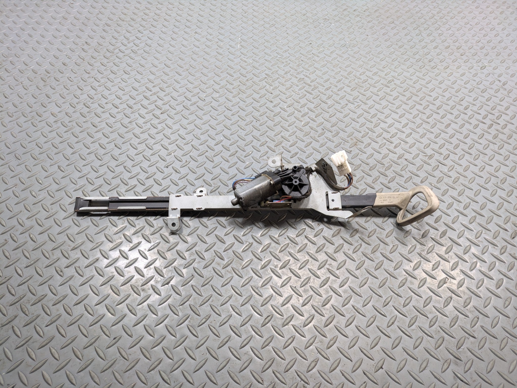 02 - 05 OEM MERCEDES BENZ CLK320 FRONT LEFT DRIVER SIDE SEAT BELT FEEDER MOTOR