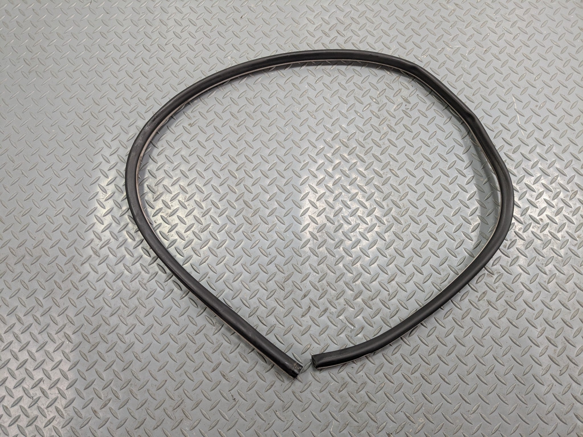 02 - 05 OEM MERCEDES BENZ CLK320 FRONT LEFT SIDE DOOR WEATHER STRIPPING RUBBER
