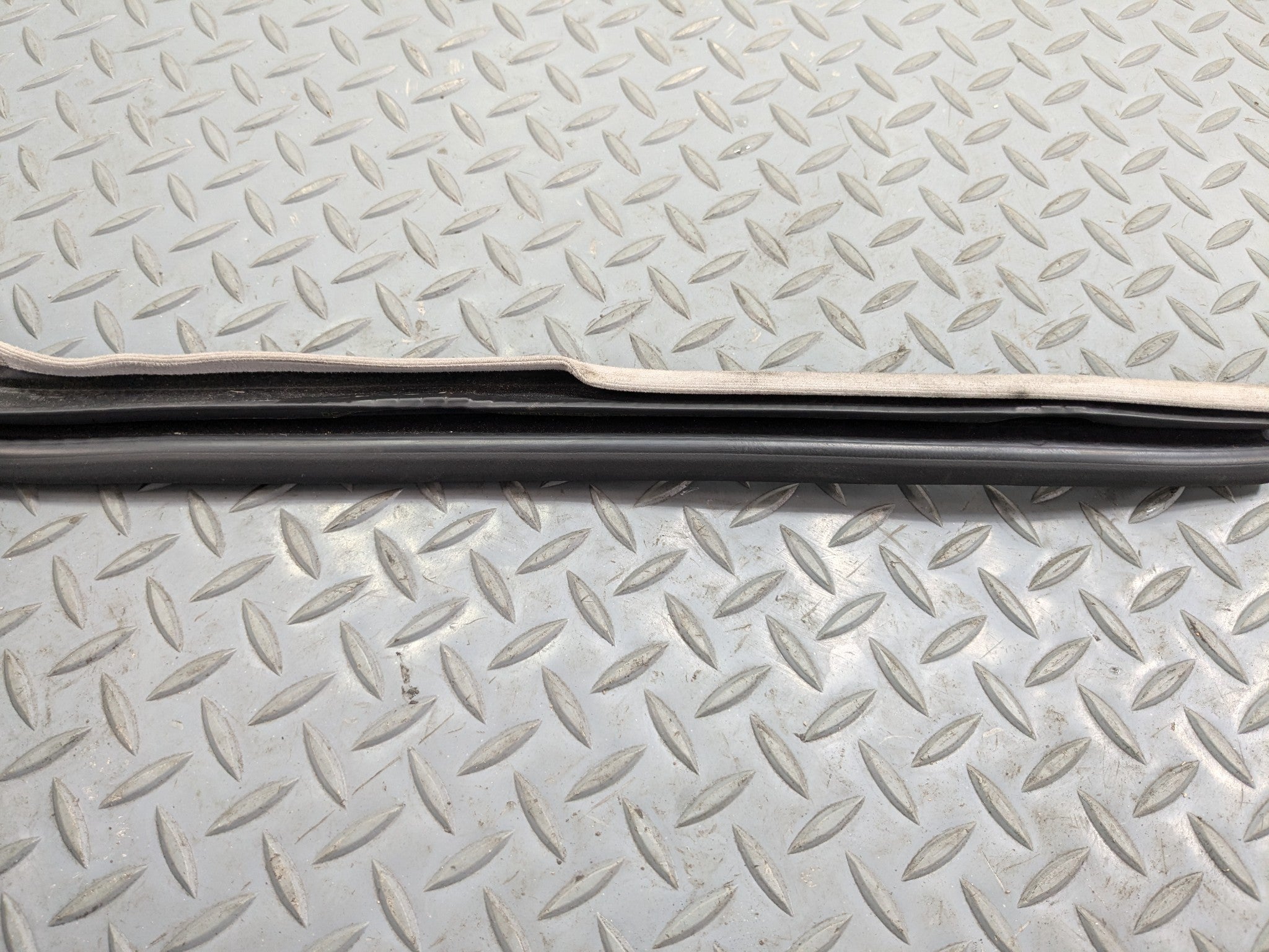 02 - 05 OEM MERCEDES BENZ CLK320 FRONT LEFT SIDE DOOR WEATHER STRIPPING RUBBER