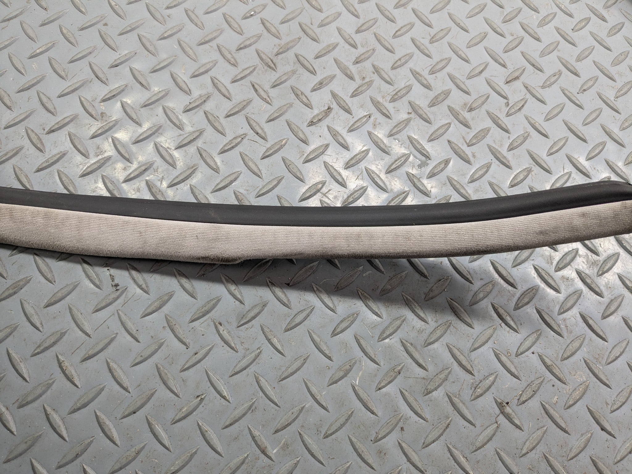 02 - 05 OEM MERCEDES BENZ CLK320 FRONT LEFT SIDE DOOR WEATHER STRIPPING RUBBER