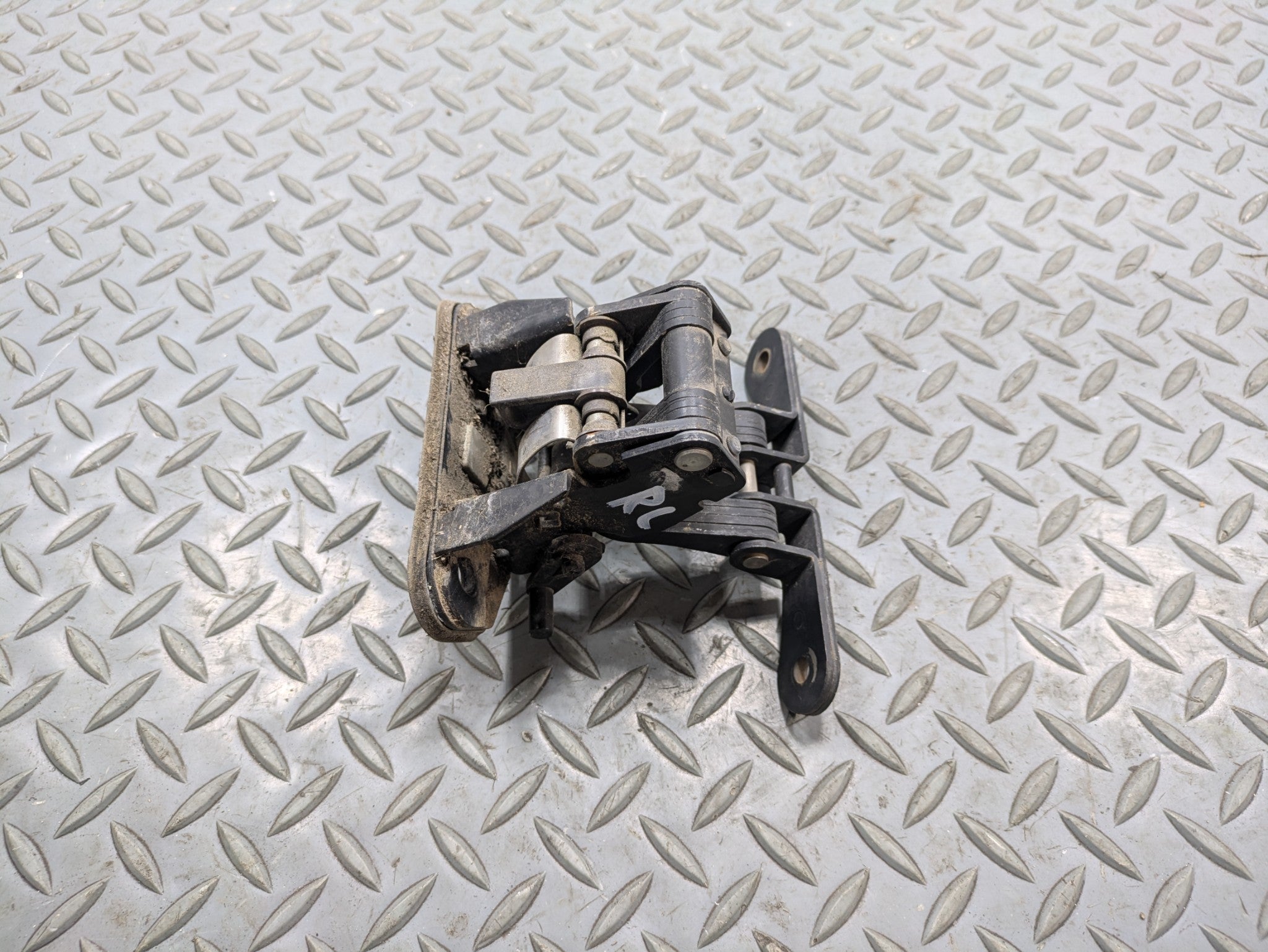 2002 - 2005 OEM MERCEDES BENZ CLK320 REAR LEFT CONVERTIBLE TOP BOW COVER HINGE