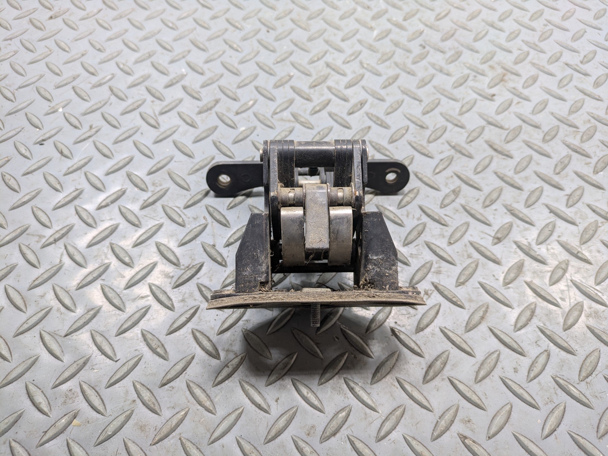 2002 - 2005 OEM MERCEDES BENZ CLK320 REAR LEFT CONVERTIBLE TOP BOW COVER HINGE