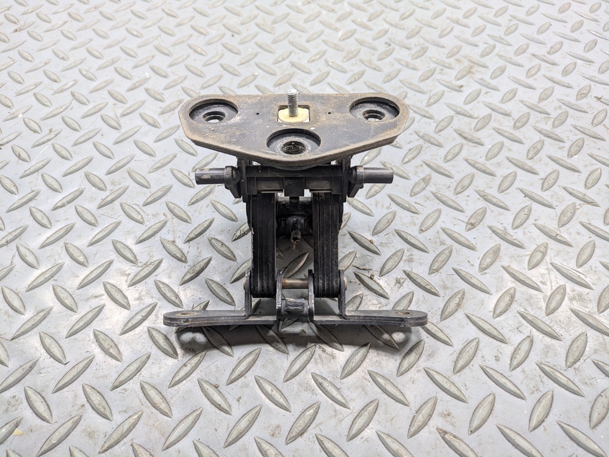 2002 - 2005 OEM MERCEDES BENZ CLK320 REAR LEFT CONVERTIBLE TOP BOW COVER HINGE