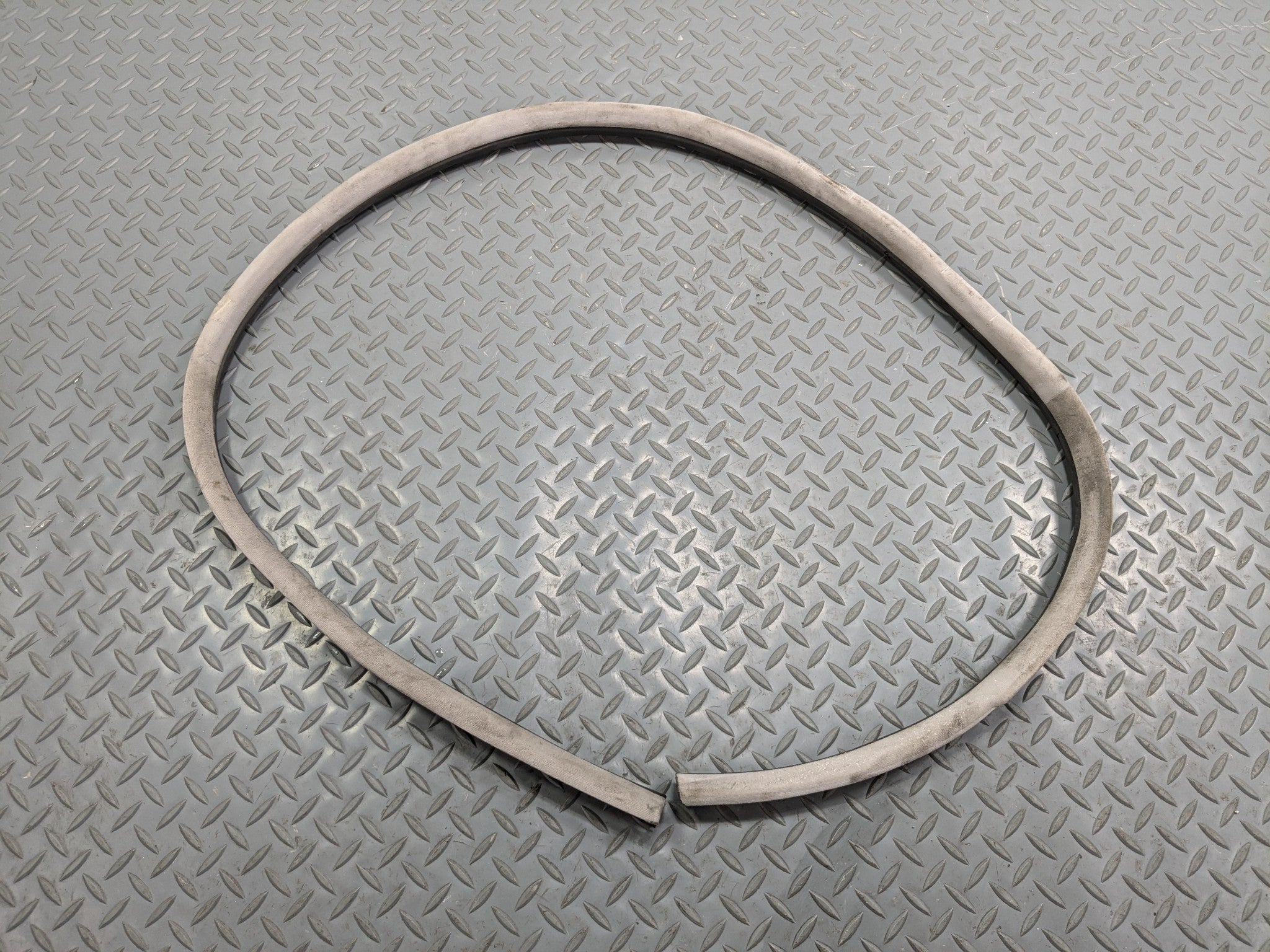02 - 05 OEM MERCEDES BENZ CLK320 FRONT RIGHT SIDE DOOR WEATHER STRIPPING RUBBER