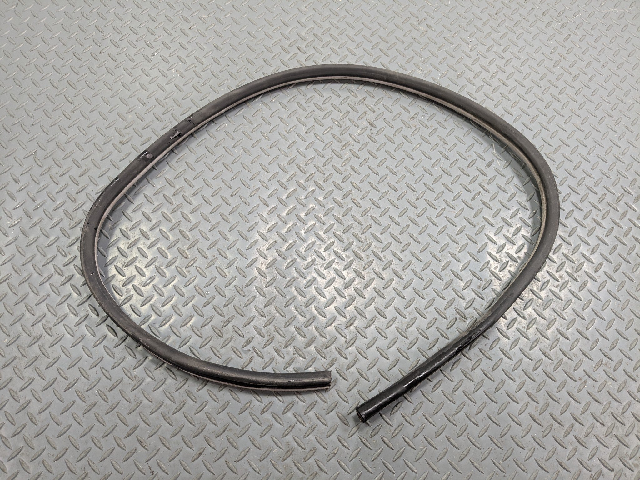 02 - 05 OEM MERCEDES BENZ CLK320 FRONT RIGHT SIDE DOOR WEATHER STRIPPING RUBBER
