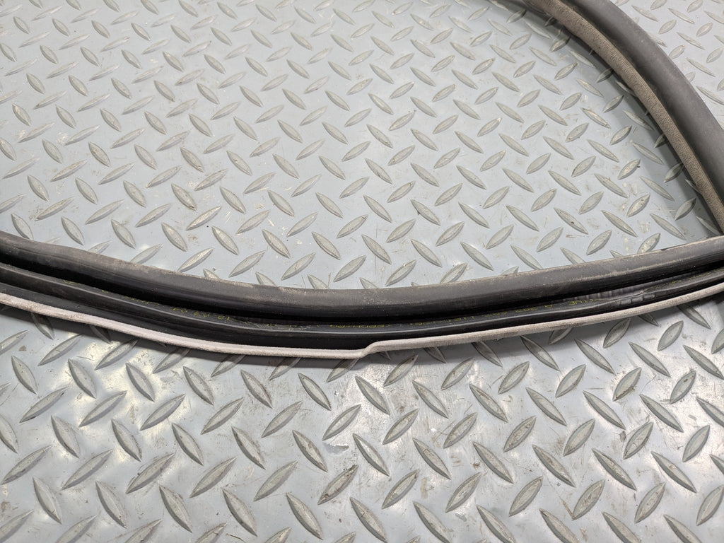 02 - 05 OEM MERCEDES BENZ CLK320 FRONT RIGHT SIDE DOOR WEATHER STRIPPING RUBBER