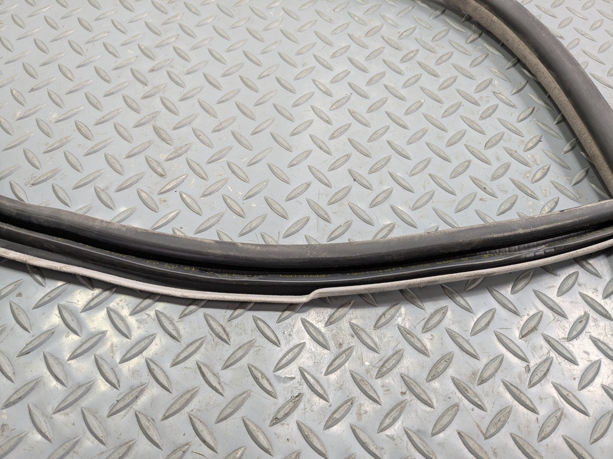 02 - 05 OEM MERCEDES BENZ CLK320 FRONT RIGHT SIDE DOOR WEATHER STRIPPING RUBBER