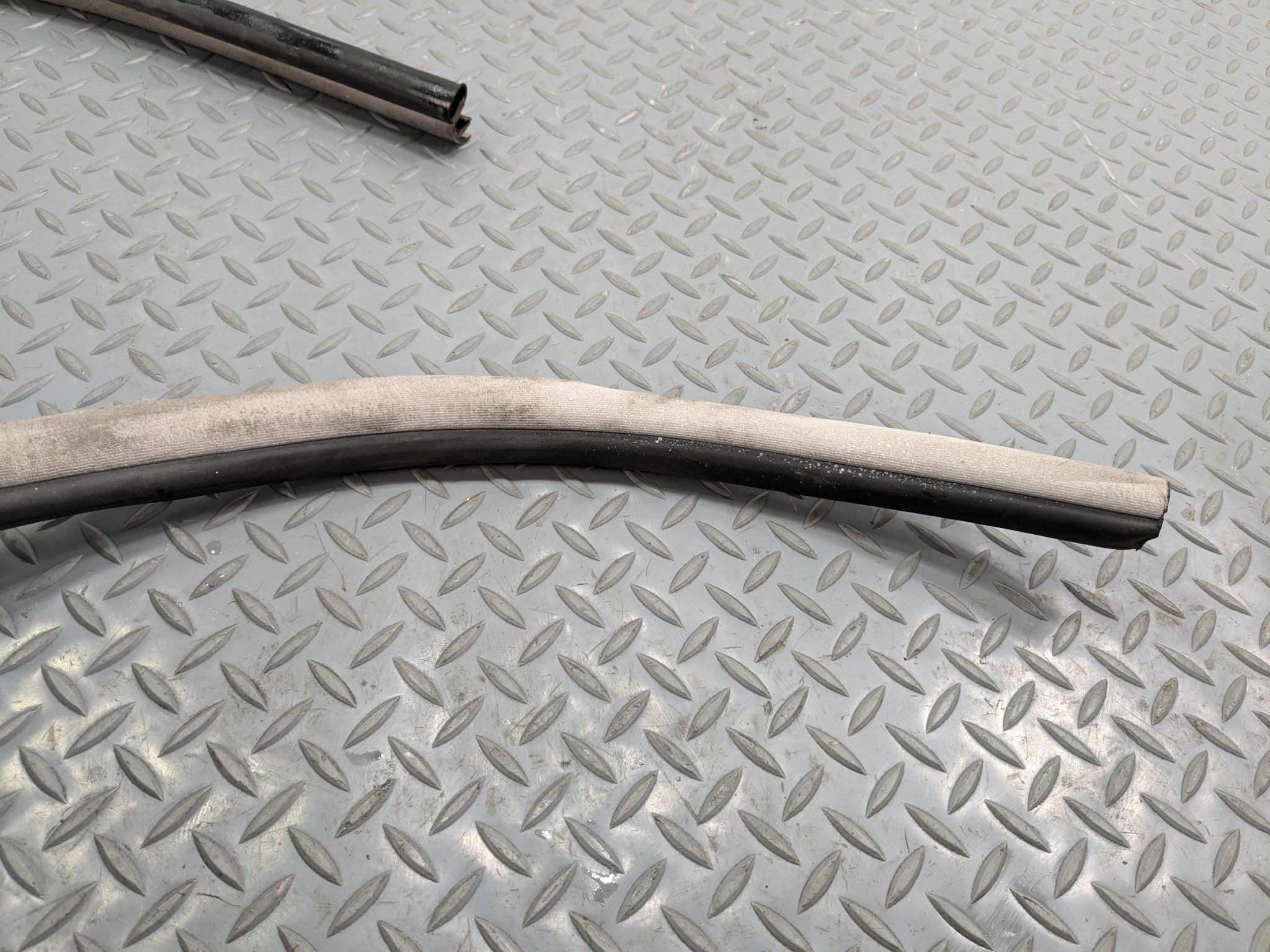 02 - 05 OEM MERCEDES BENZ CLK320 FRONT RIGHT SIDE DOOR WEATHER STRIPPING RUBBER