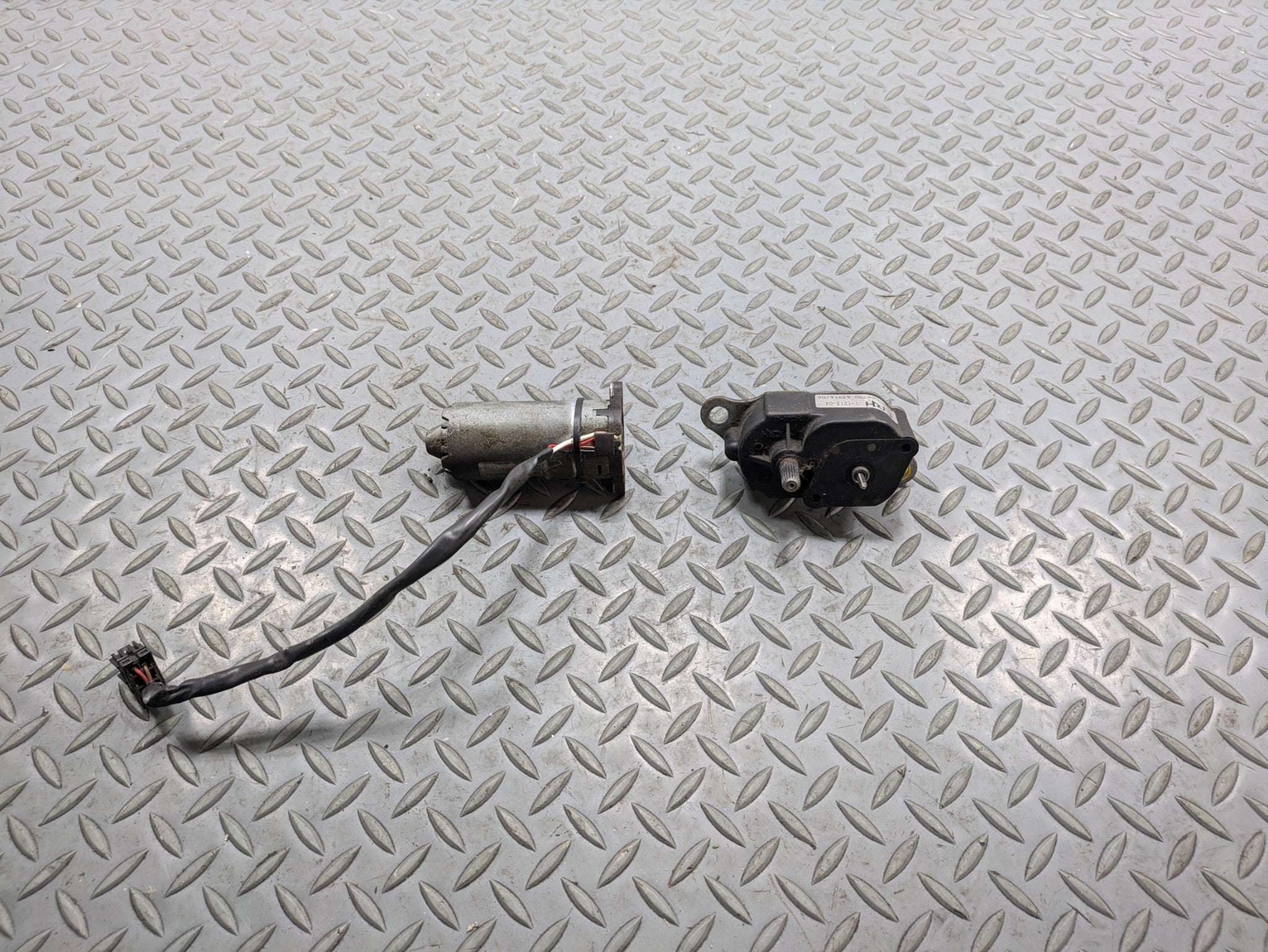 02 - 05 OEM MERCEDES BENZ CLK320 FRONT LEFT OR RIGHT SEAT ANGLE ADJUSTMENT MOTOR