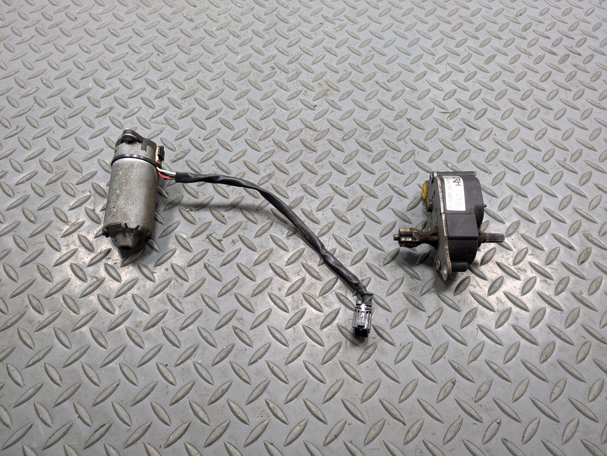 02 - 05 OEM MERCEDES BENZ CLK320 FRONT LEFT OR RIGHT SEAT ANGLE ADJUSTMENT MOTOR