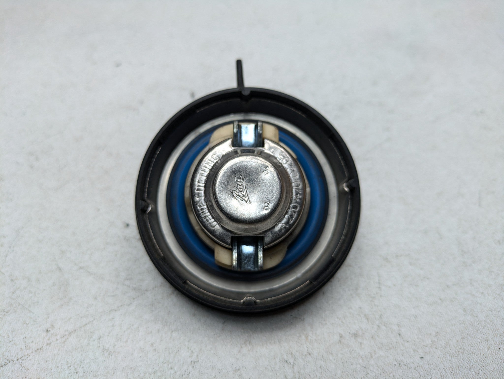 2002 - 2005 OEM MERCEDES BENZ CLK320 FUEL GAS RESERVOIR TANK FILLER NOZZLE CAP