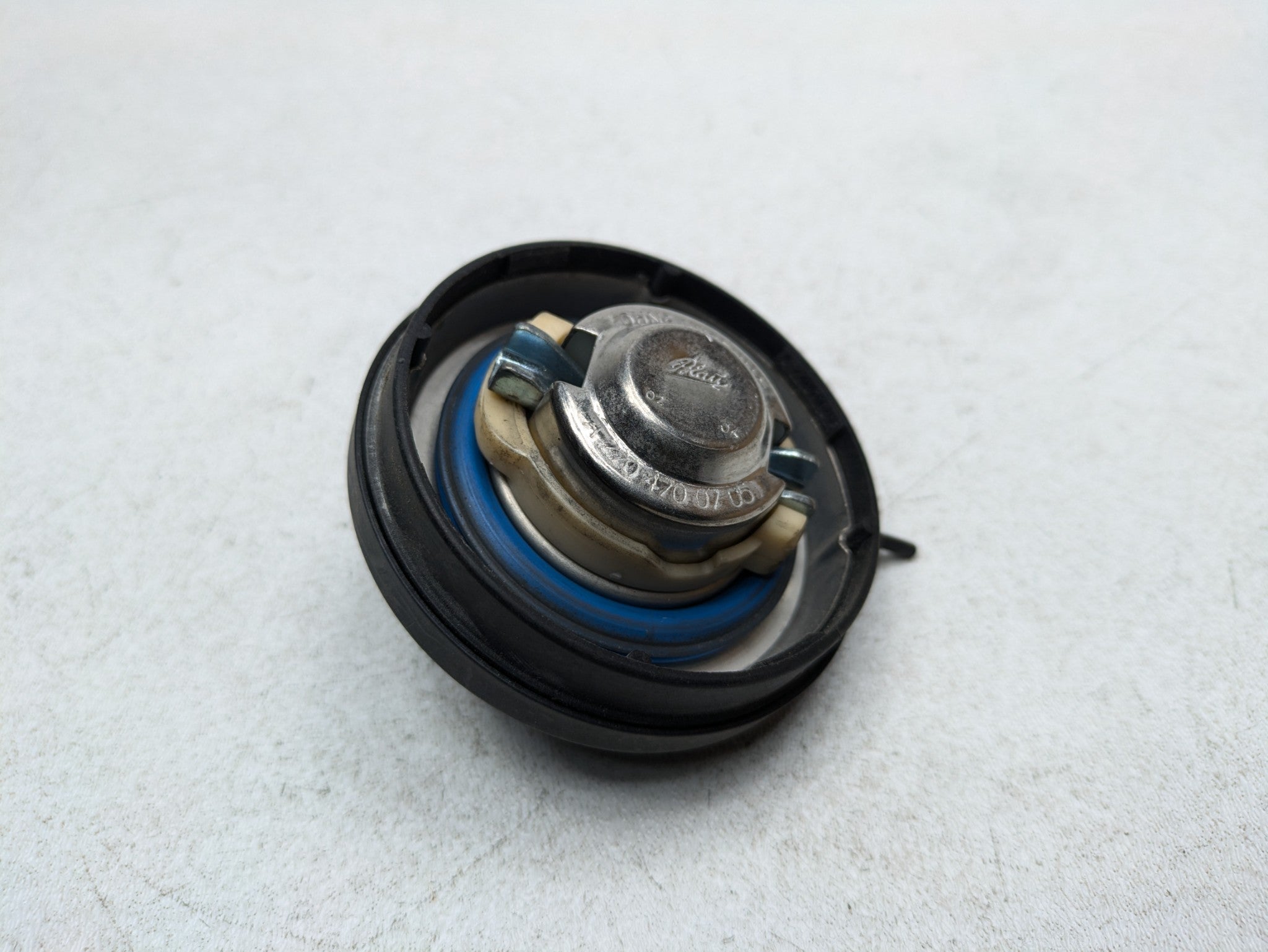 2002 - 2005 OEM MERCEDES BENZ CLK320 FUEL GAS RESERVOIR TANK FILLER NOZZLE CAP