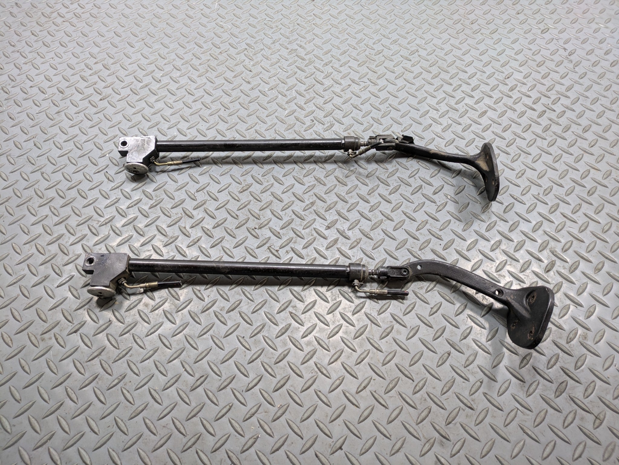 02 - 05 OEM MERCEDES BENZ CLK320 REAR LEFT AND RIGHT CASE COVER LIFT CYLINDER