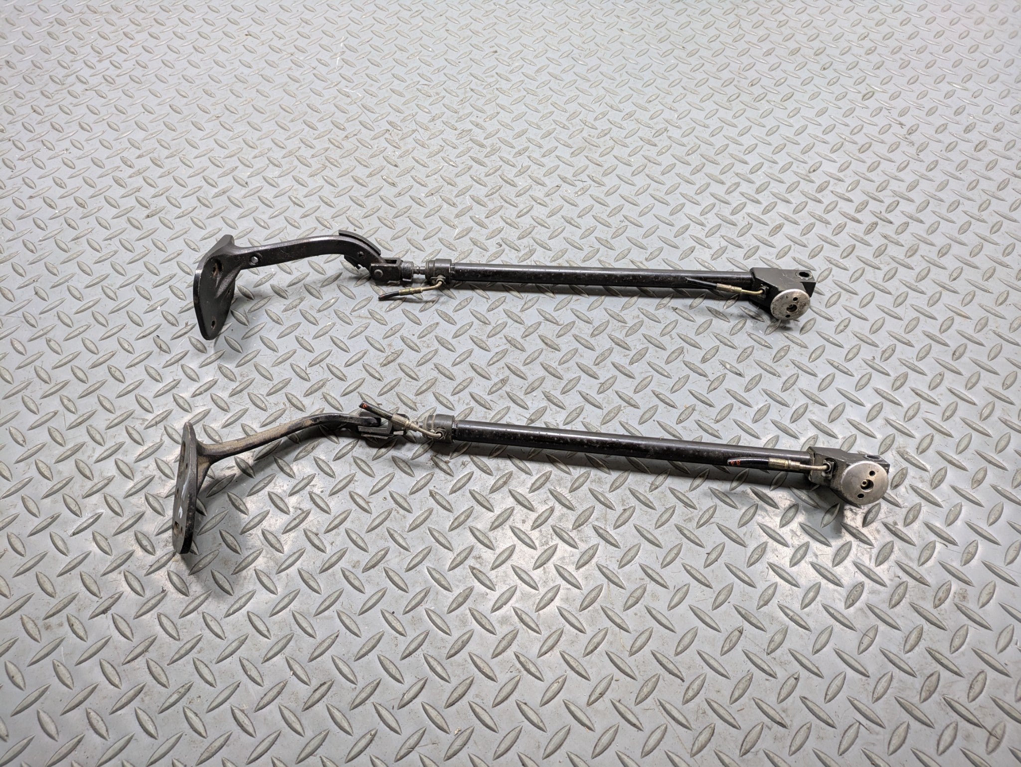 02 - 05 OEM MERCEDES BENZ CLK320 REAR LEFT AND RIGHT CASE COVER LIFT CYLINDER