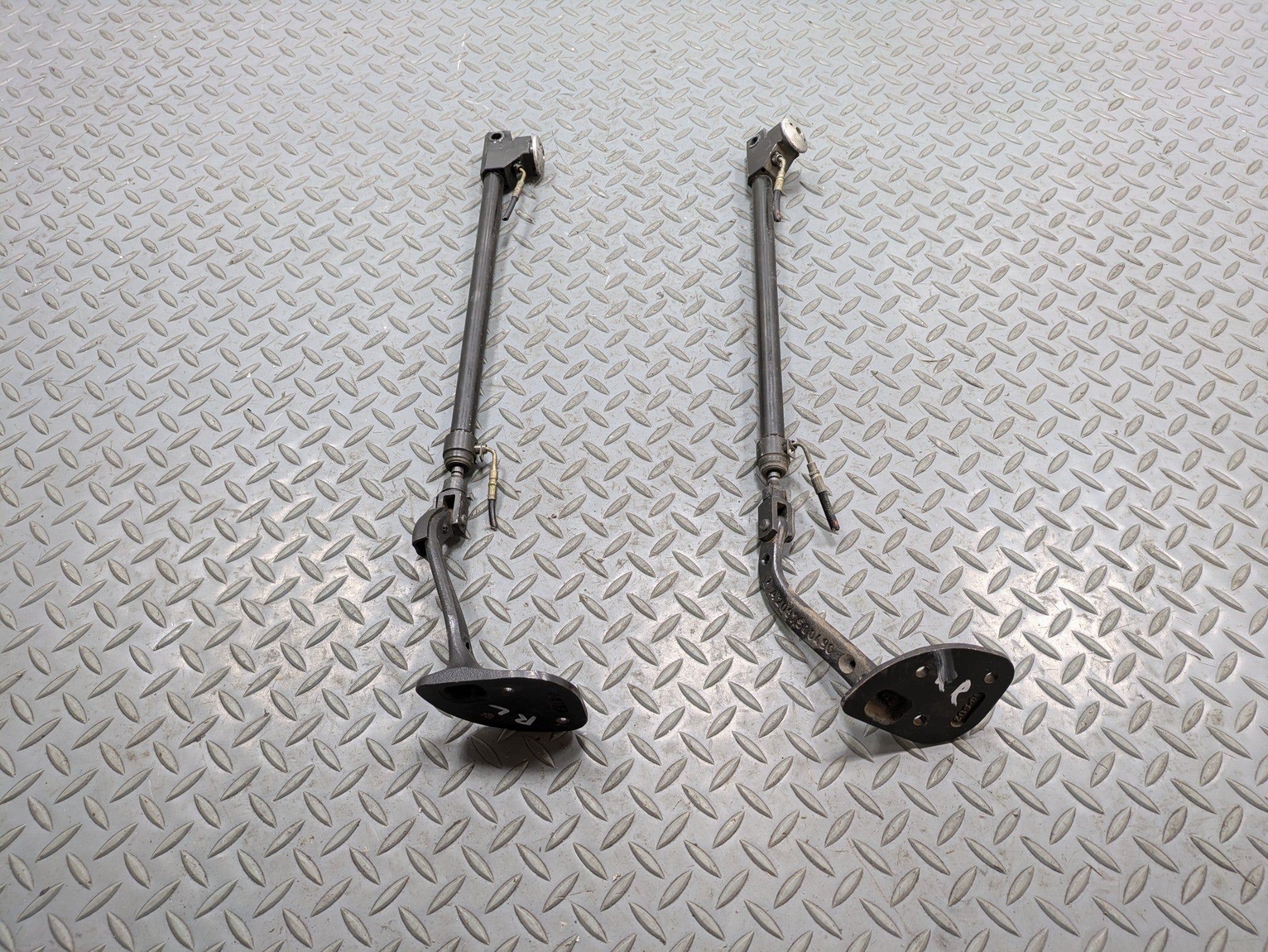 02 - 05 OEM MERCEDES BENZ CLK320 REAR LEFT AND RIGHT CASE COVER LIFT CYLINDER