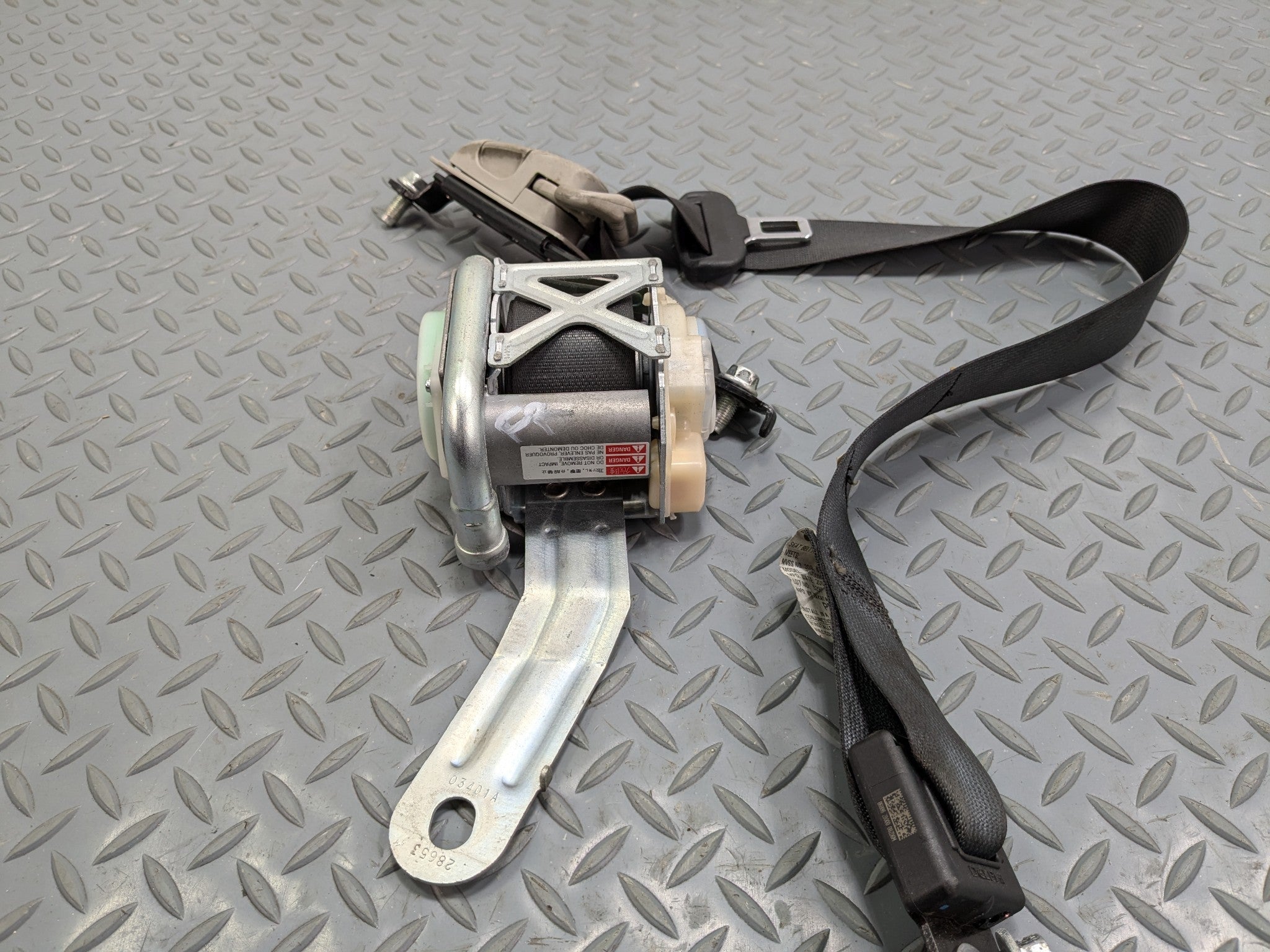 04 - 06 OEM NISSAN MAXIMA FRONT RIGHT PASSENGER SIDE SEAT BELT RETRACTOR BLACK