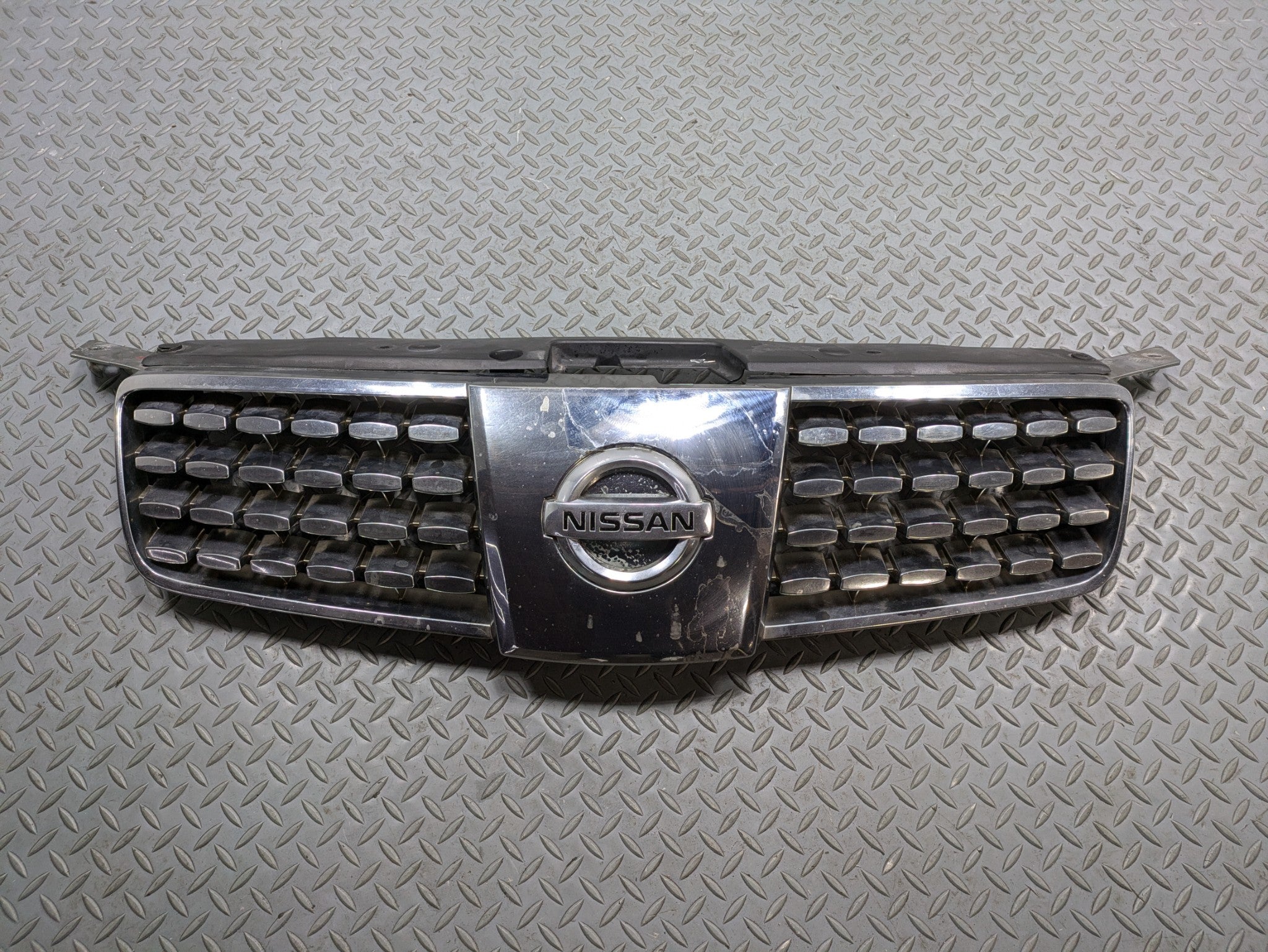 2004 - 2006 OEM NISSAN MAXIMA FRONT UPPER GRILL WITH EMBLEM ASSEMBLY CHROME