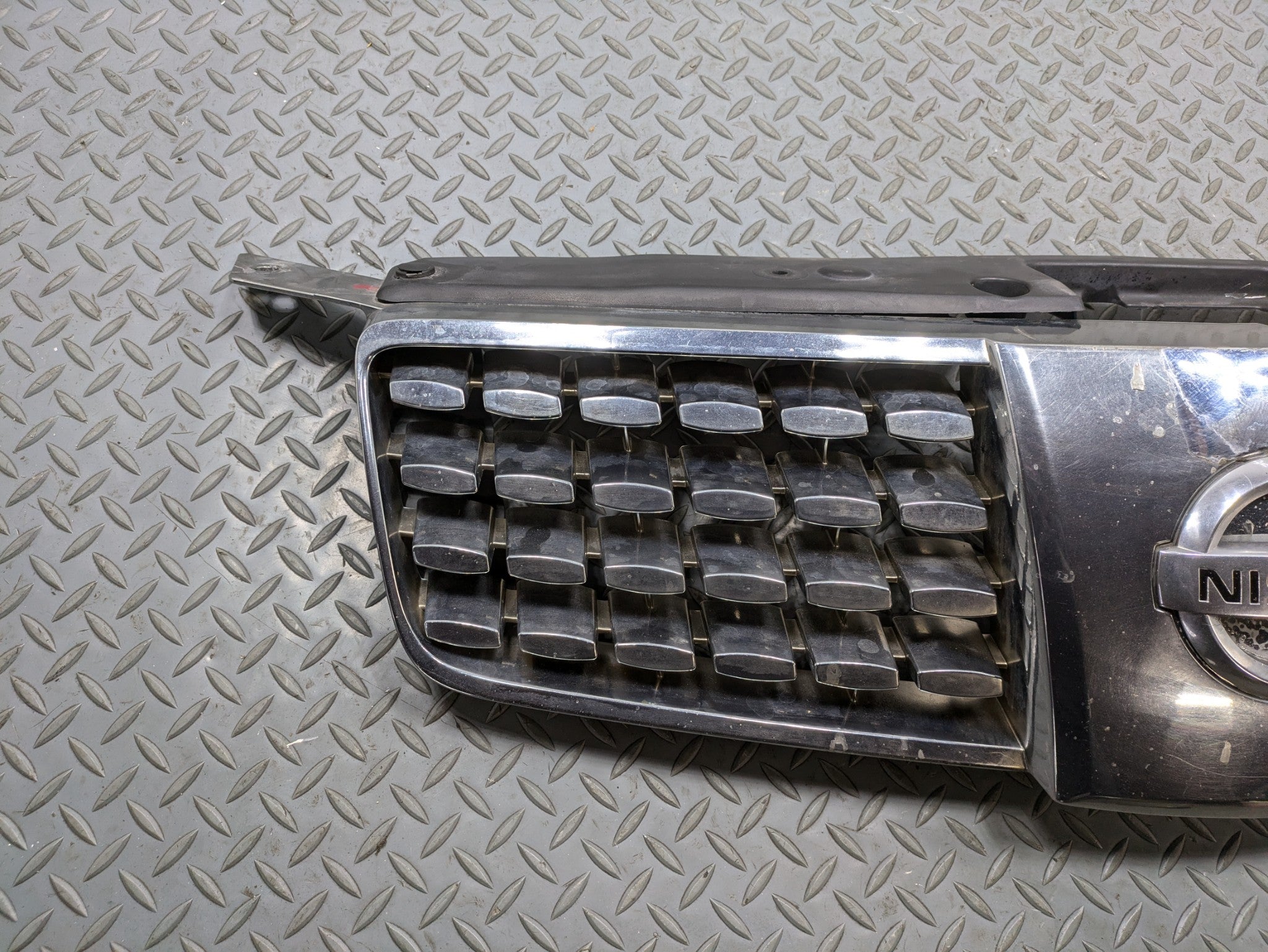 2004 - 2006 OEM NISSAN MAXIMA FRONT UPPER GRILL WITH EMBLEM ASSEMBLY CHROME