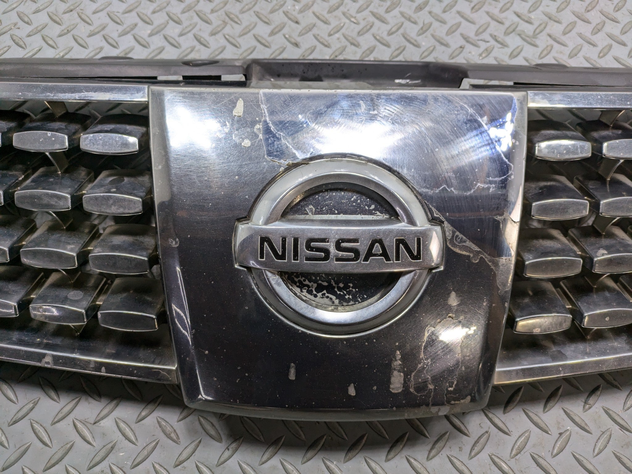 2004 - 2006 OEM NISSAN MAXIMA FRONT UPPER GRILL WITH EMBLEM ASSEMBLY CHROME
