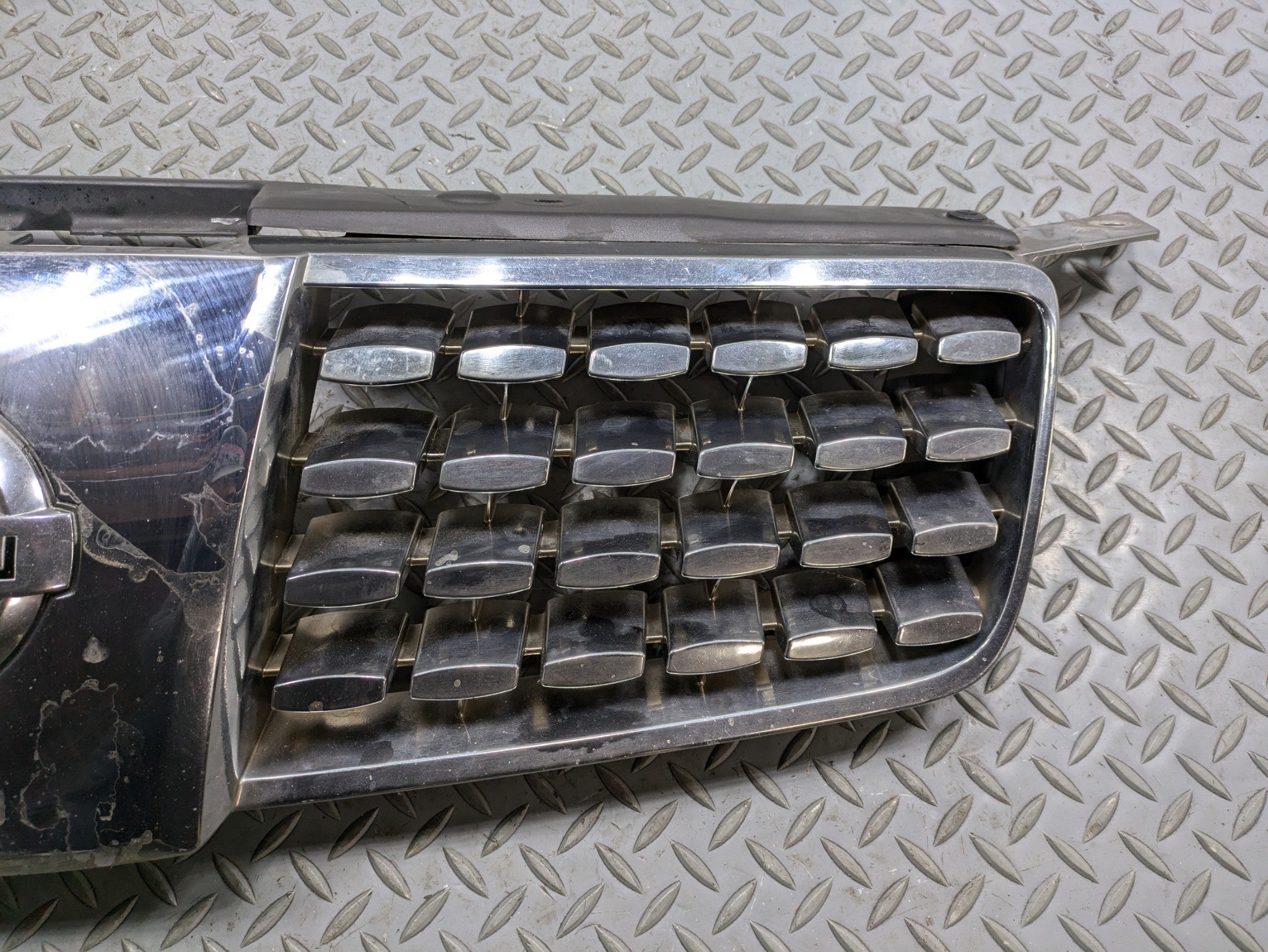 2004 - 2006 OEM NISSAN MAXIMA FRONT UPPER GRILL WITH EMBLEM ASSEMBLY CHROME