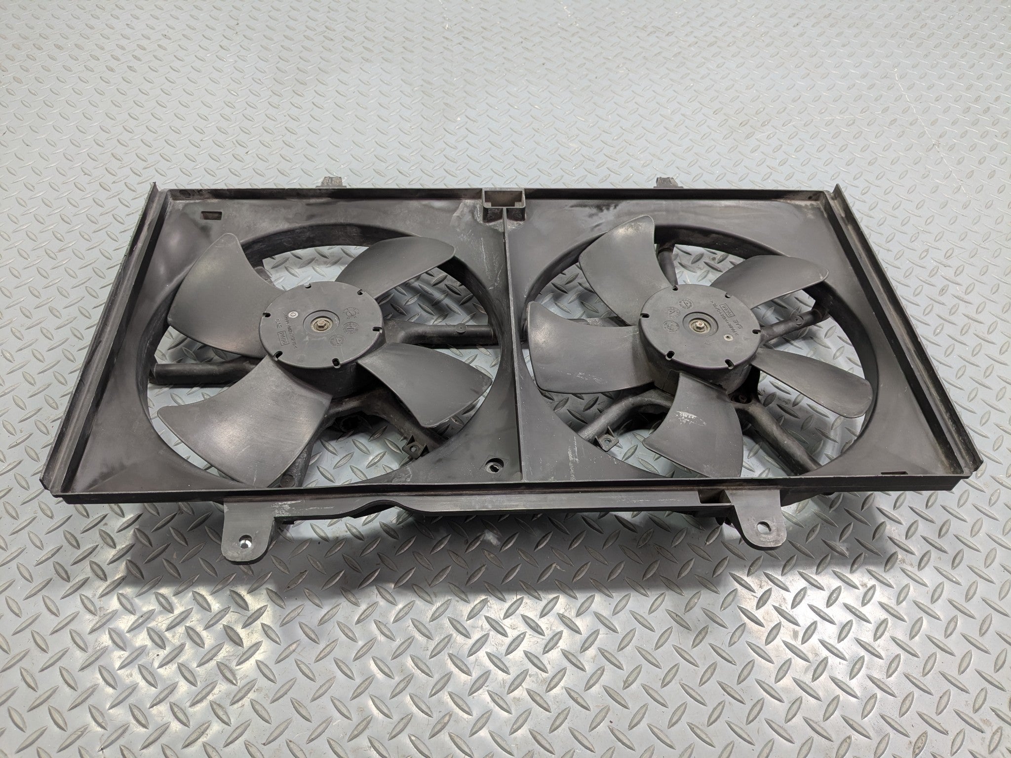 04 - 06 OEM NISSAN MAXIMA DUAL RADIATOR ELECTRIC COOLING FAN WITH SHROUD PANEL