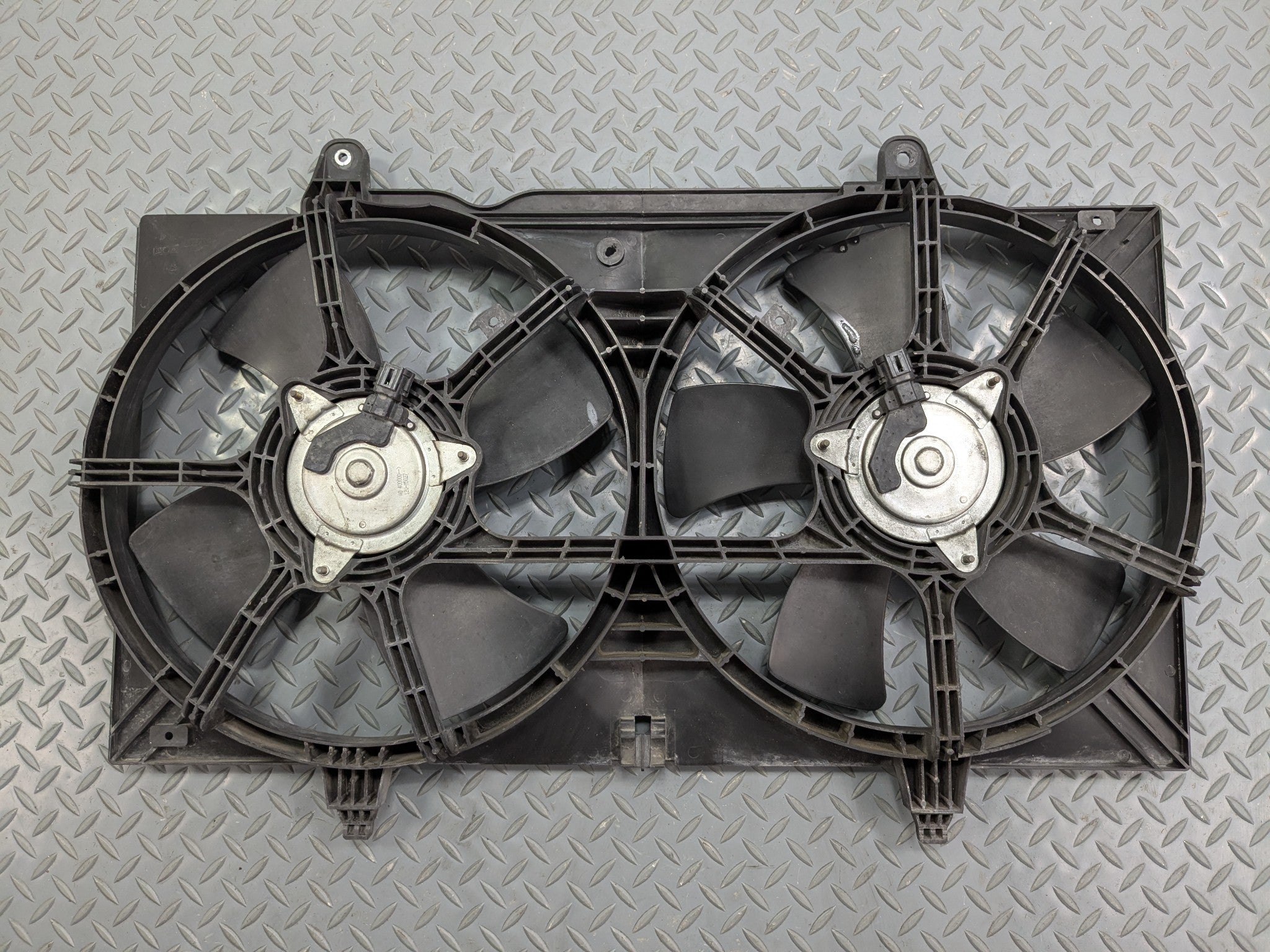 04 - 06 OEM NISSAN MAXIMA DUAL RADIATOR ELECTRIC COOLING FAN WITH SHROUD PANEL