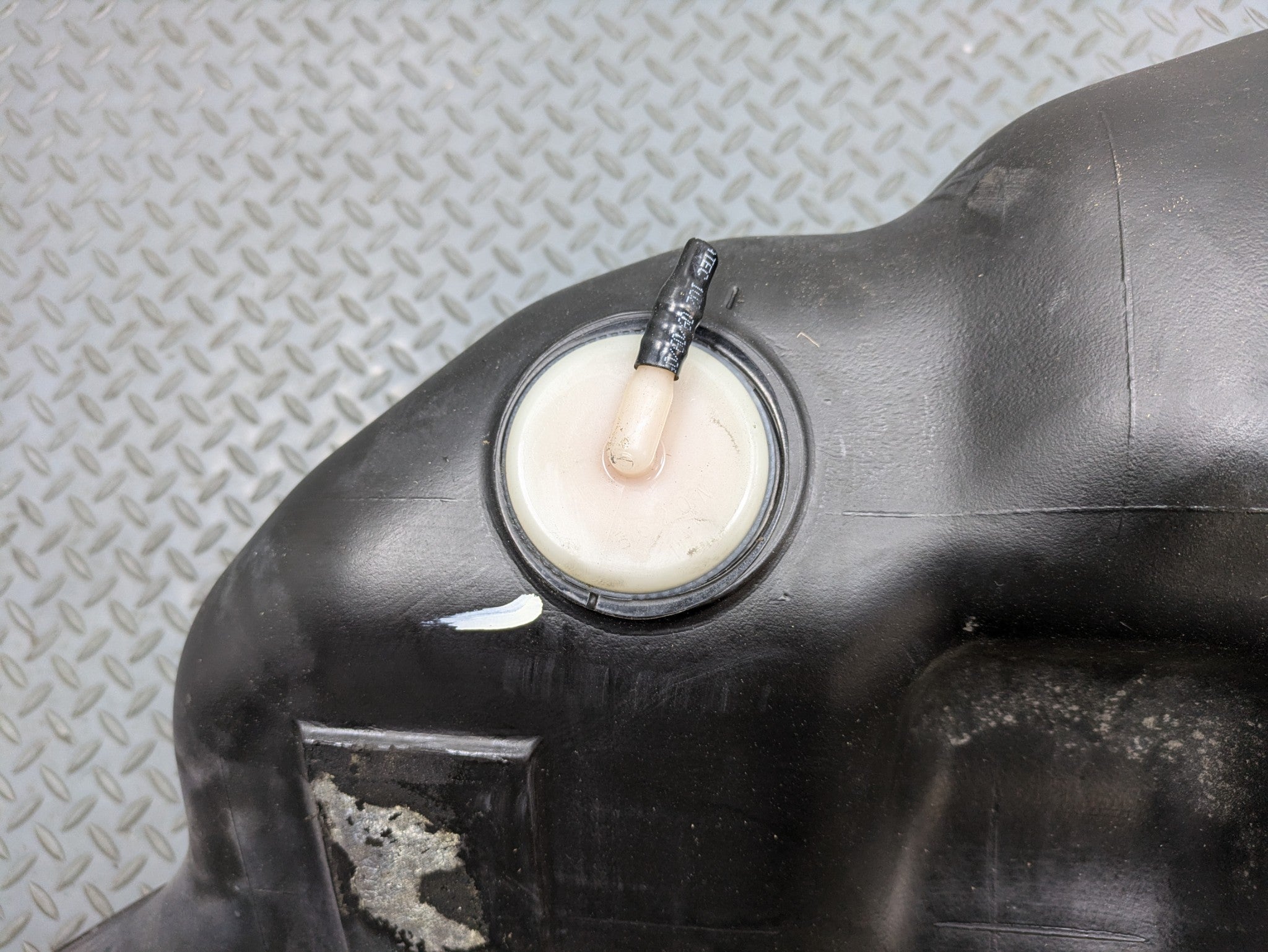 2004 - 2006 OEM NISSAN MAXIMA GAS FUEL TANK RESERVOIR ASSEMBLY 20 GAL