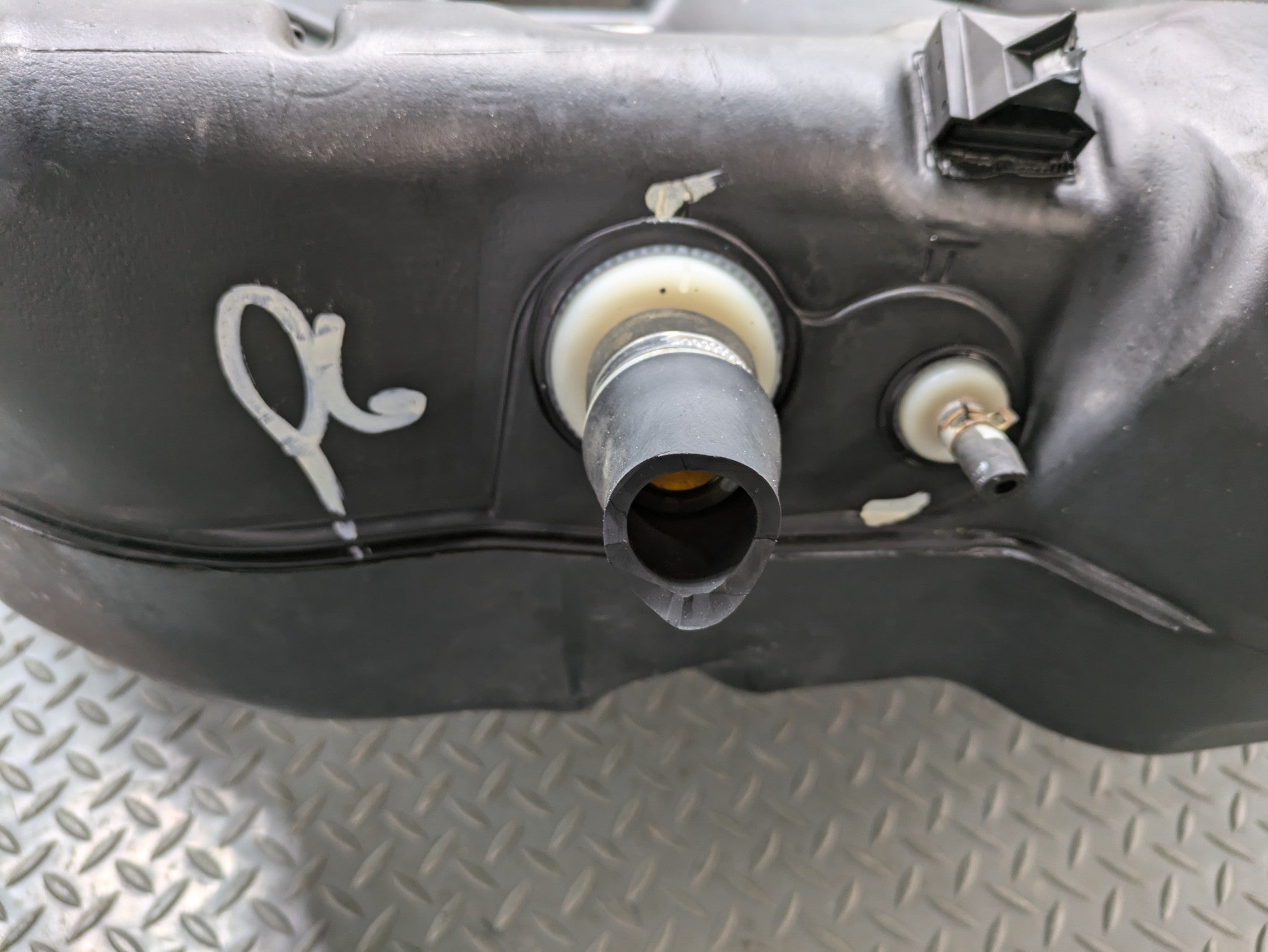 2004 - 2006 OEM NISSAN MAXIMA GAS FUEL TANK RESERVOIR ASSEMBLY 20 GAL