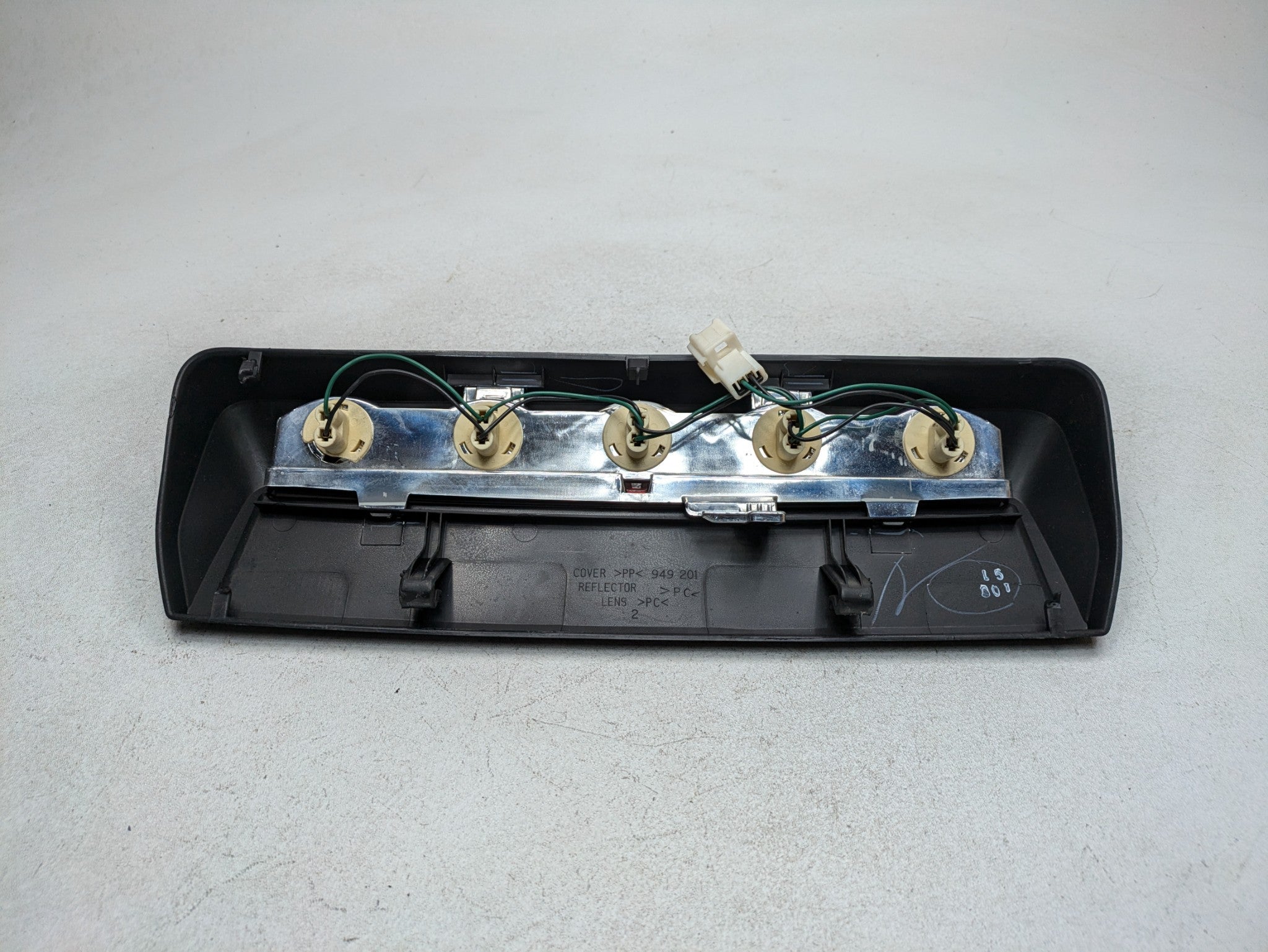 2004 - 2006 OEM NISSAN MAXIMA REAR CENTER HIGH MOUNT THIRD BRAKE LIGHT ASSEMBLY