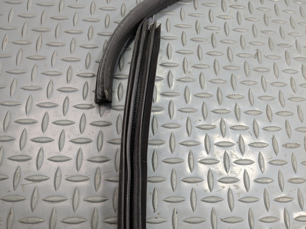 04 - 06 OEM NISSAN MAXIMA FRONT RIGHT PASSENGER SIDE WEATHER STRIPPING RUBBER