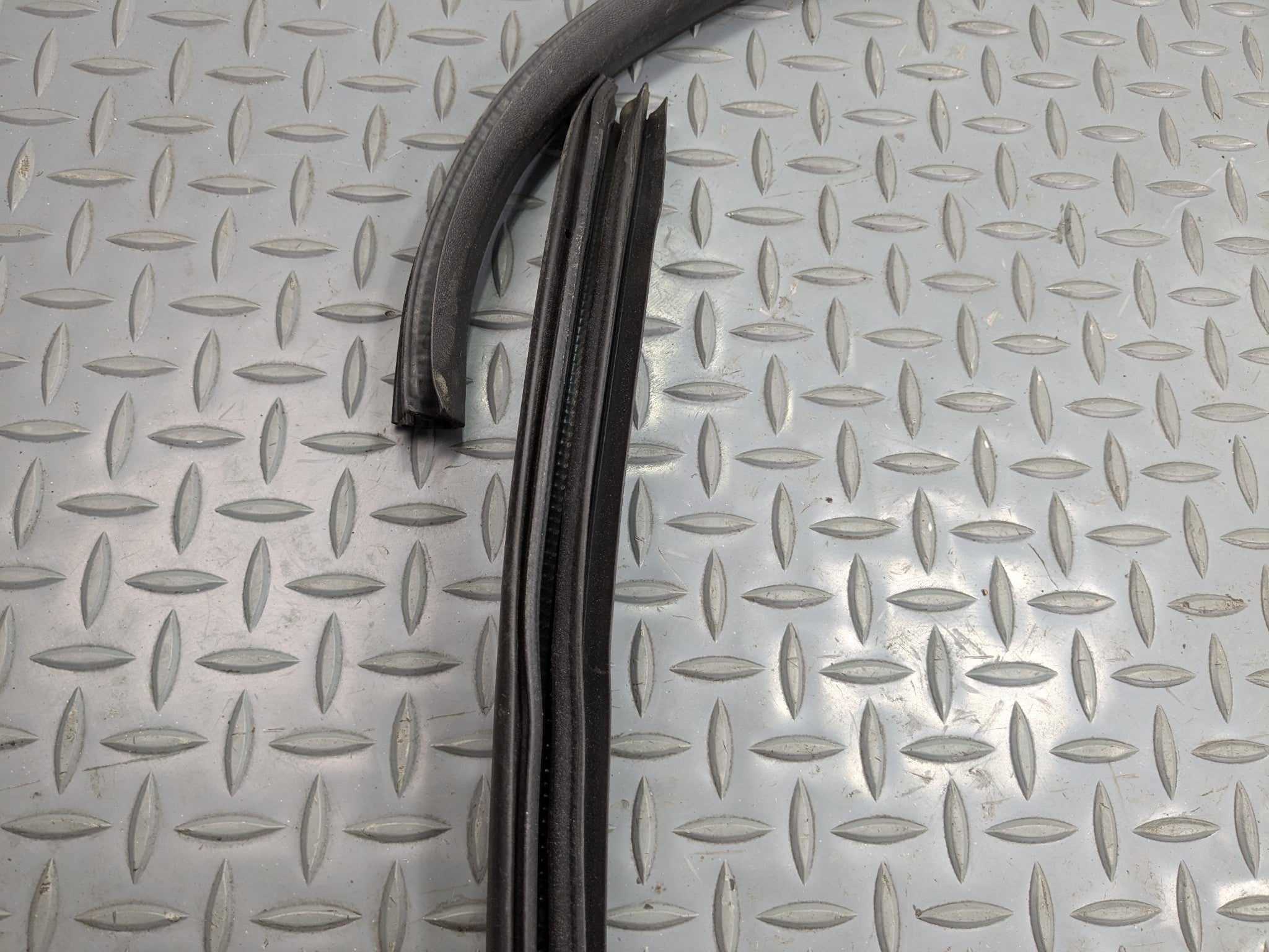 04 - 06 OEM NISSAN MAXIMA FRONT RIGHT PASSENGER SIDE WEATHER STRIPPING RUBBER