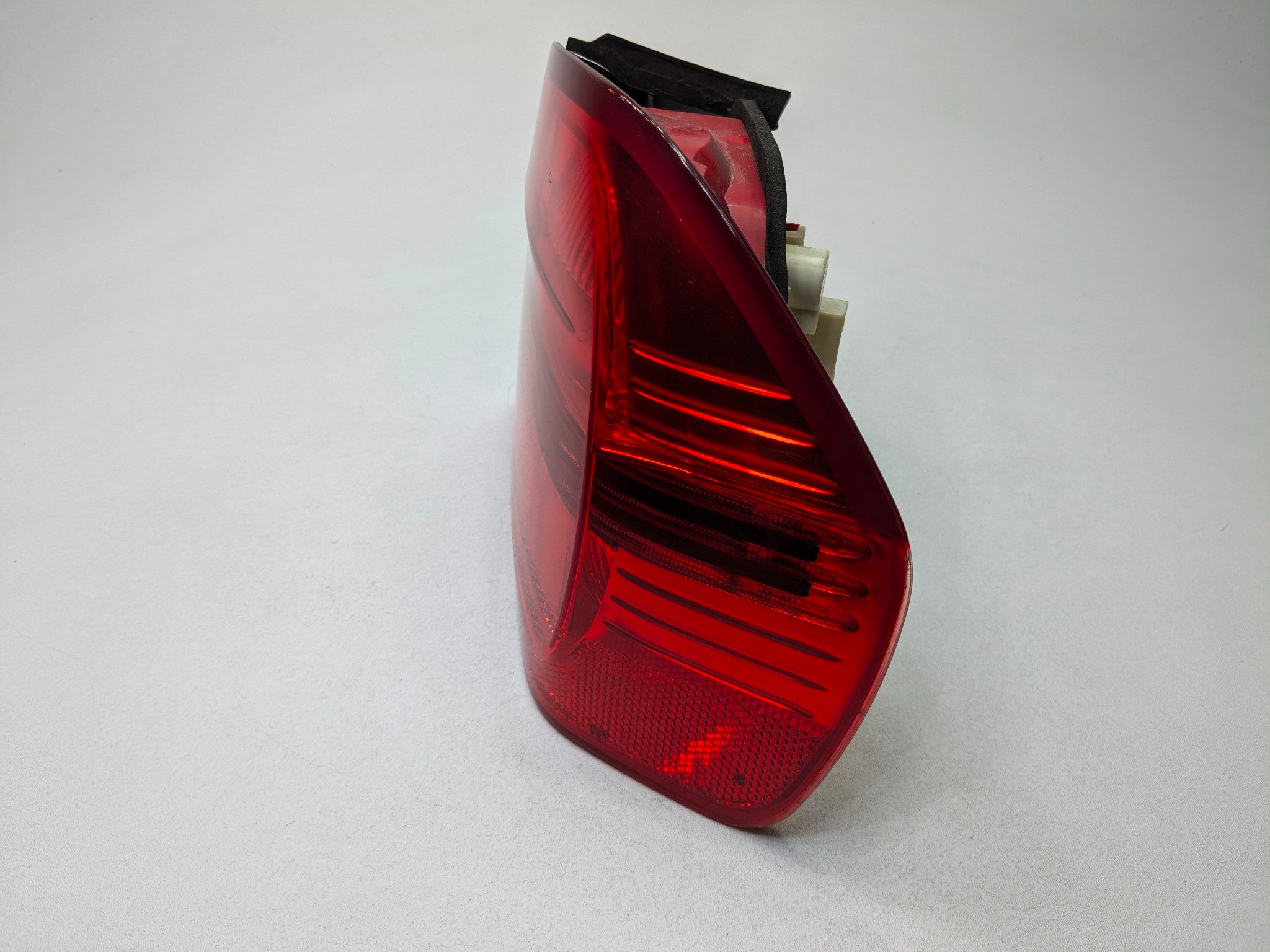 2006 - 2008 OEM BMW 328I REAR RIGHT PASSENGER SIDE TAIL LIGHT ASSEMBLY