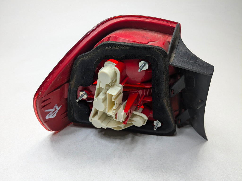2006 - 2008 OEM BMW 328I REAR RIGHT PASSENGER SIDE TAIL LIGHT ASSEMBLY