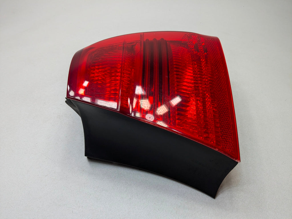 2006 - 2008 OEM BMW 328I REAR RIGHT PASSENGER SIDE TAIL LIGHT ASSEMBLY