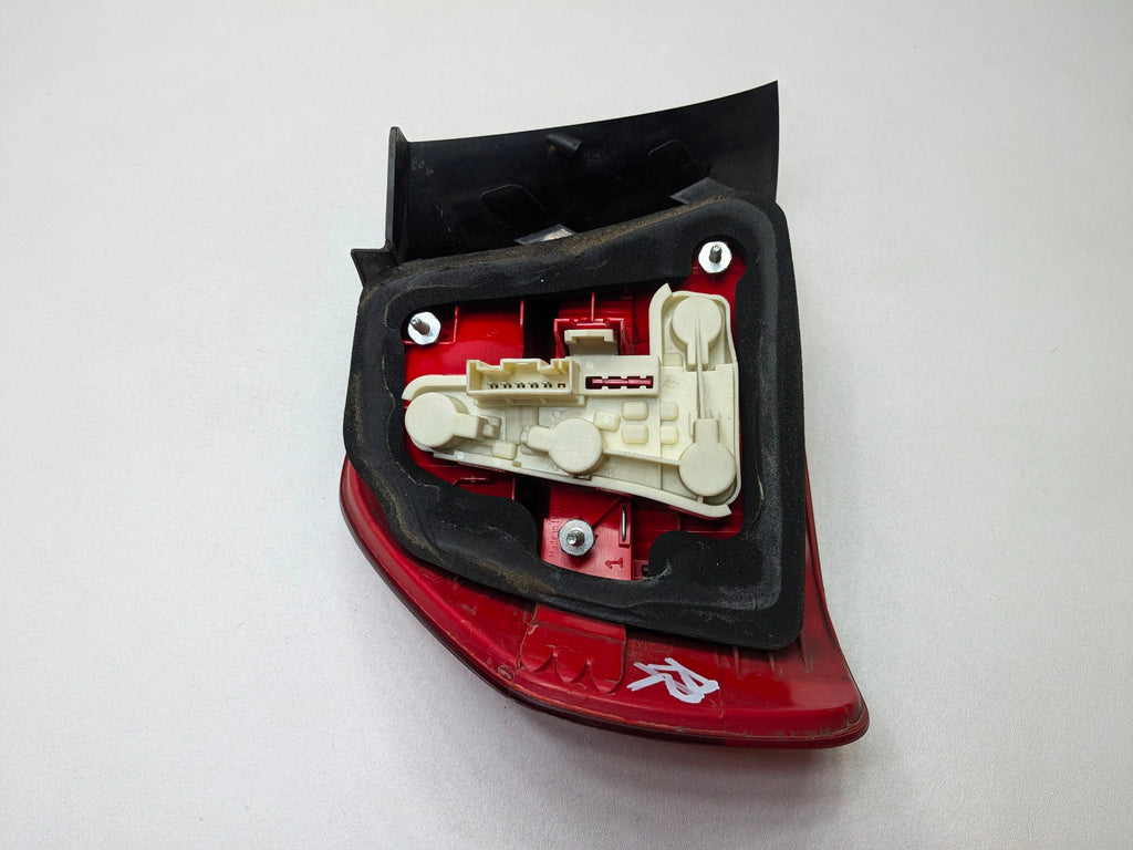 2006 - 2008 OEM BMW 328I REAR RIGHT PASSENGER SIDE TAIL LIGHT ASSEMBLY