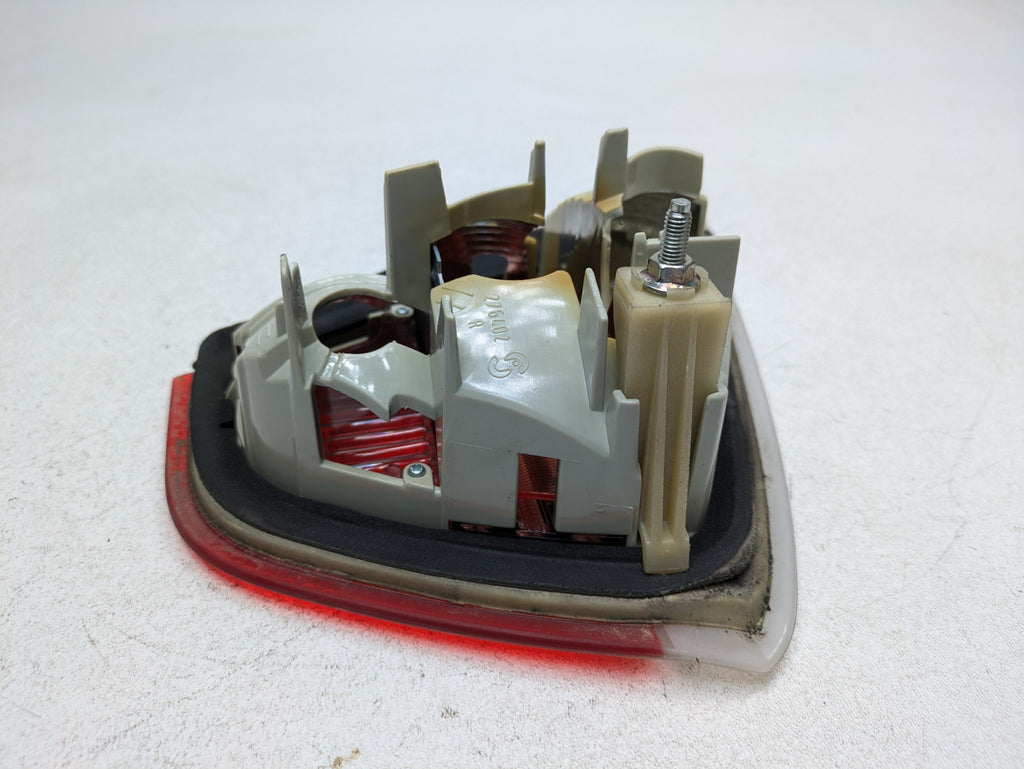 06 - 08 OEM BMW 328I REAR RIGHT PASSENGER SIDE LID MOUNTED TAIL LIGHT ASSEMBLY