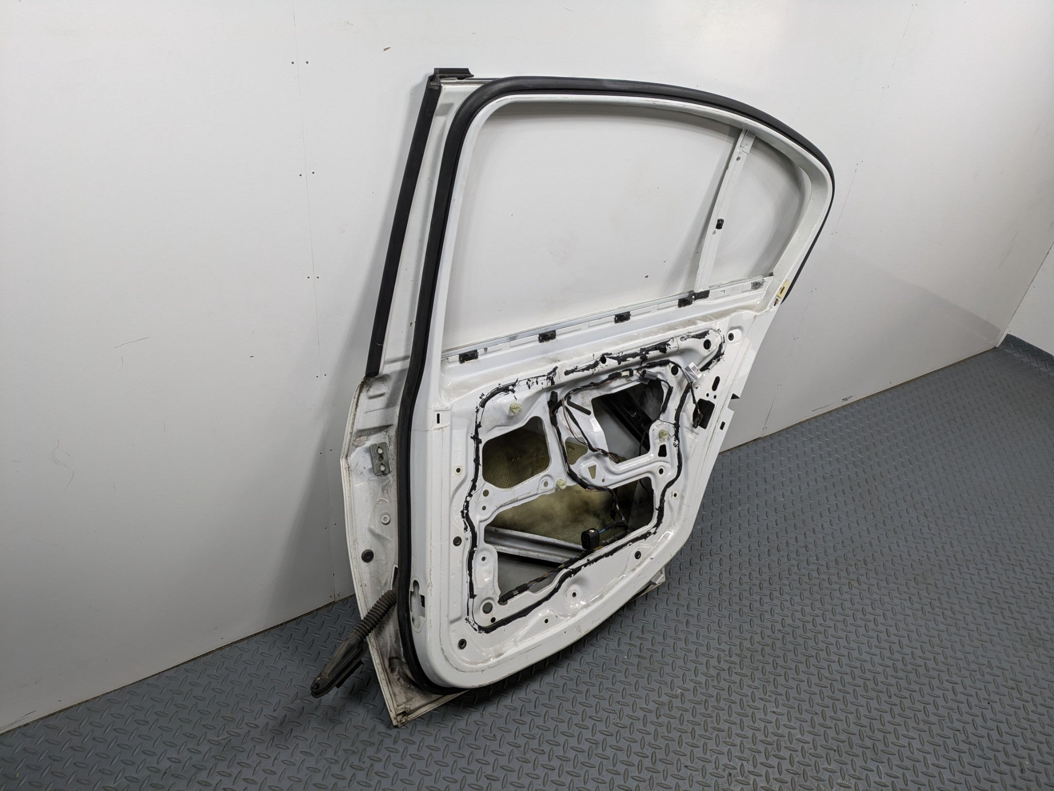 06 - 08 OEM BMW 328I REAR RIGHT PASSENGER SIDE DOOR SHELL PANEL WHITE ASSEMBLY